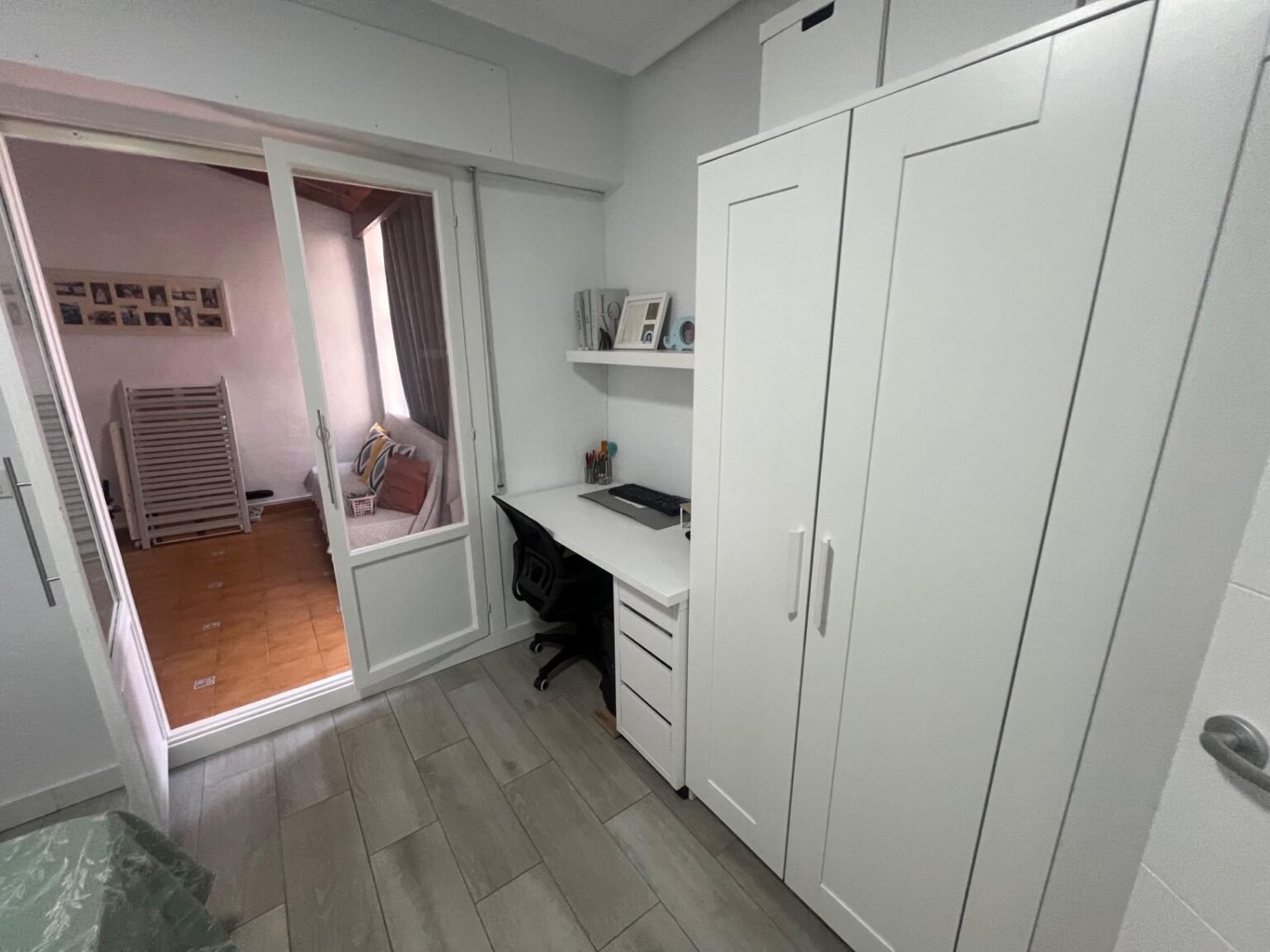 Habitación minimalista con escritorio