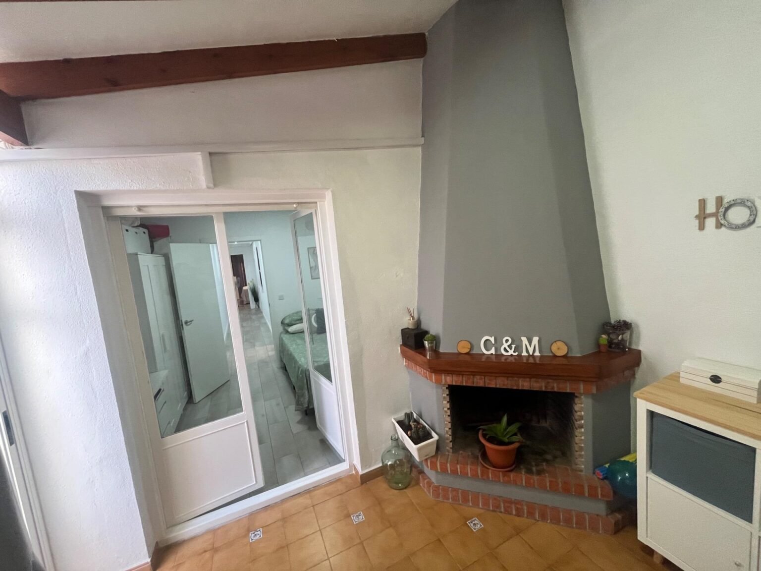 Sala con chimenea y pasillo