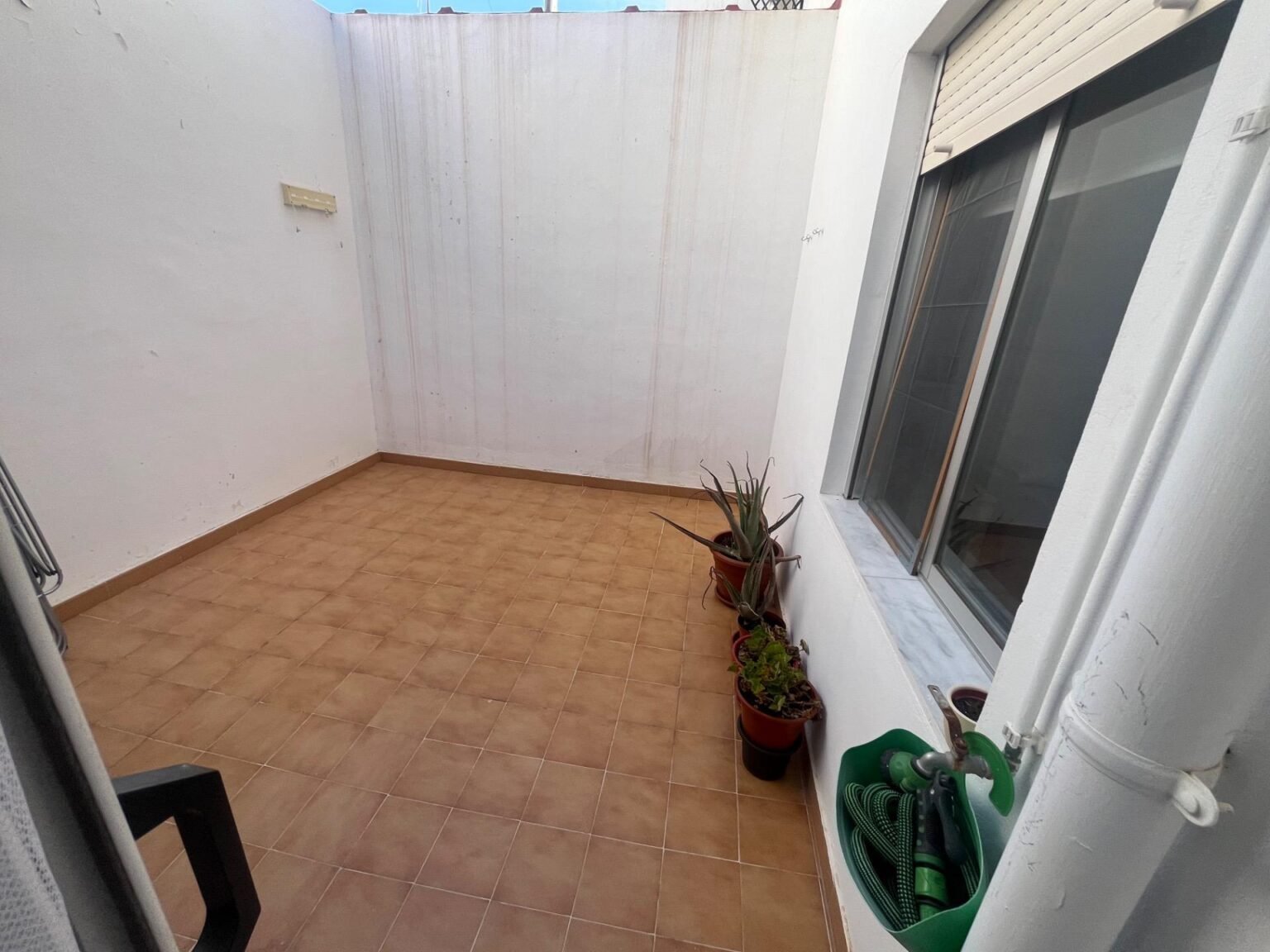 Terraza pequeña y vacía