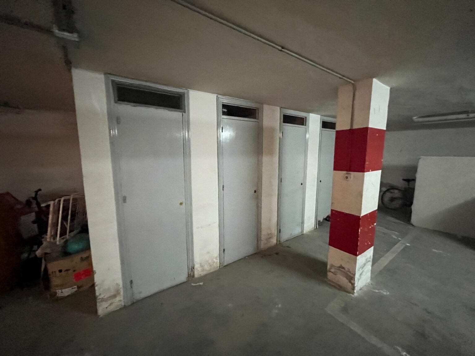 Pasillo con puertas en un garaje