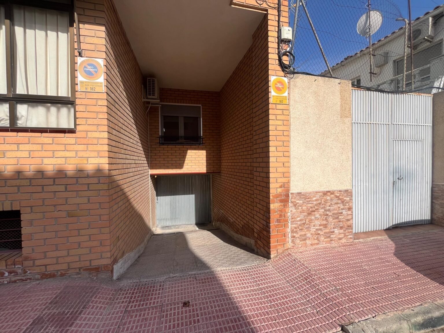 Entrada a un edificio residencial