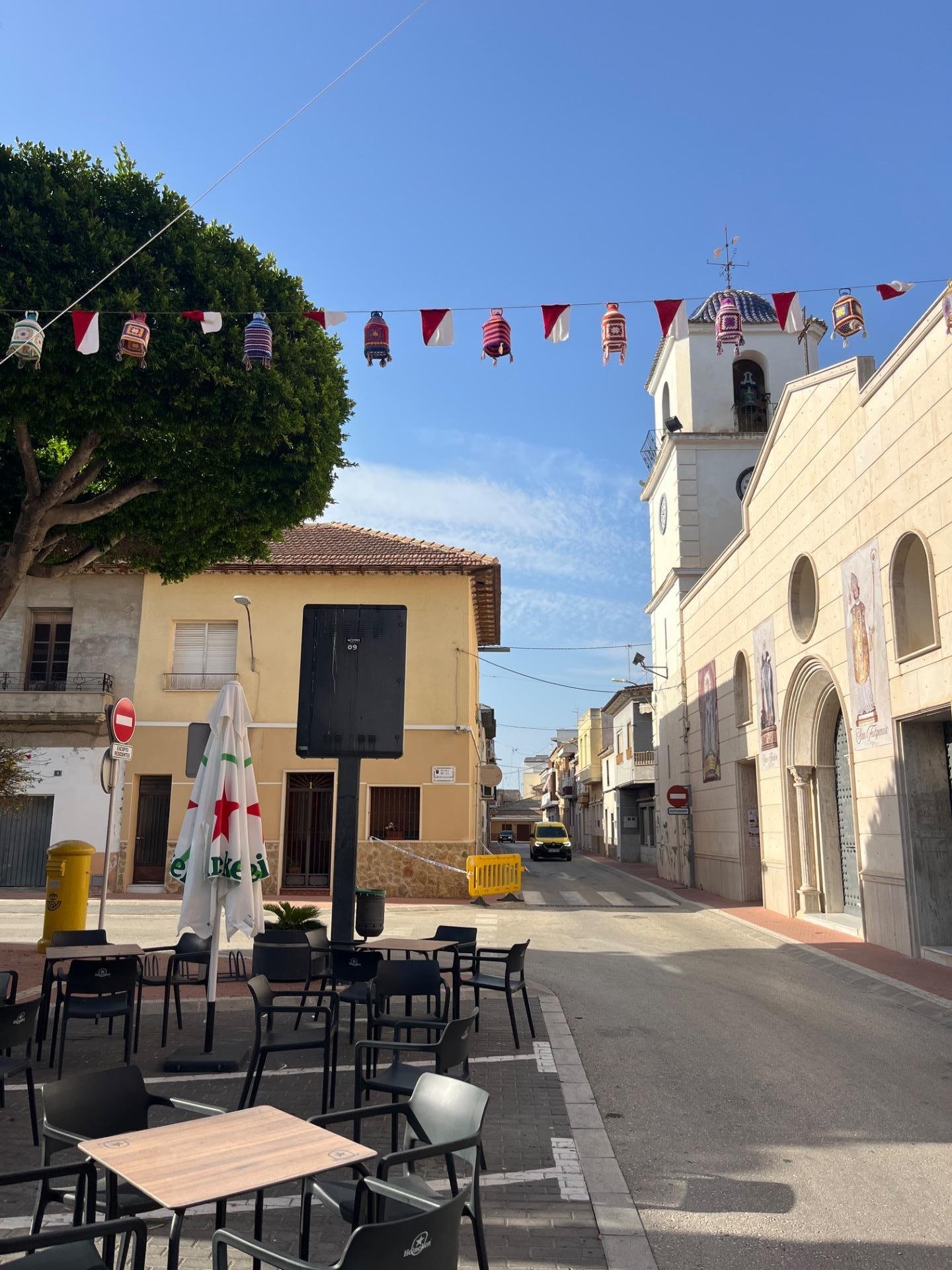 Calles decoradas con farolillos