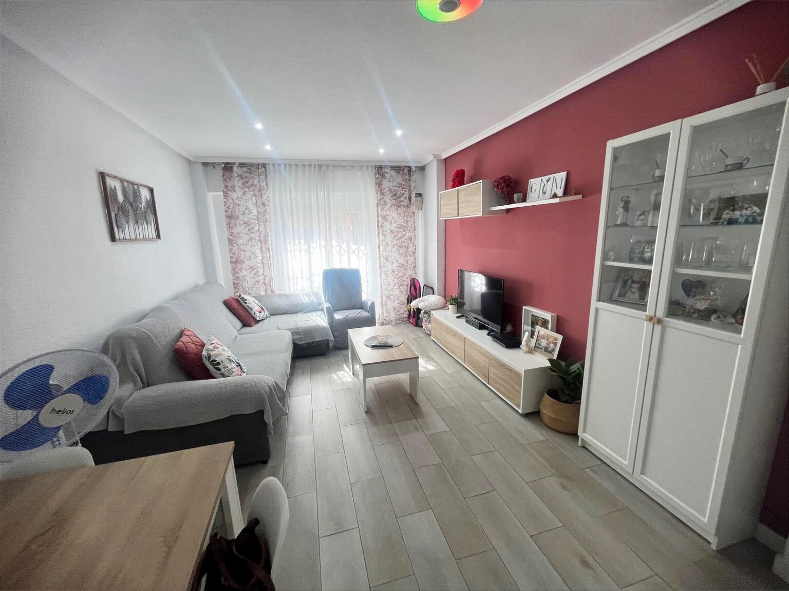 Sala de estar moderna y acogedora