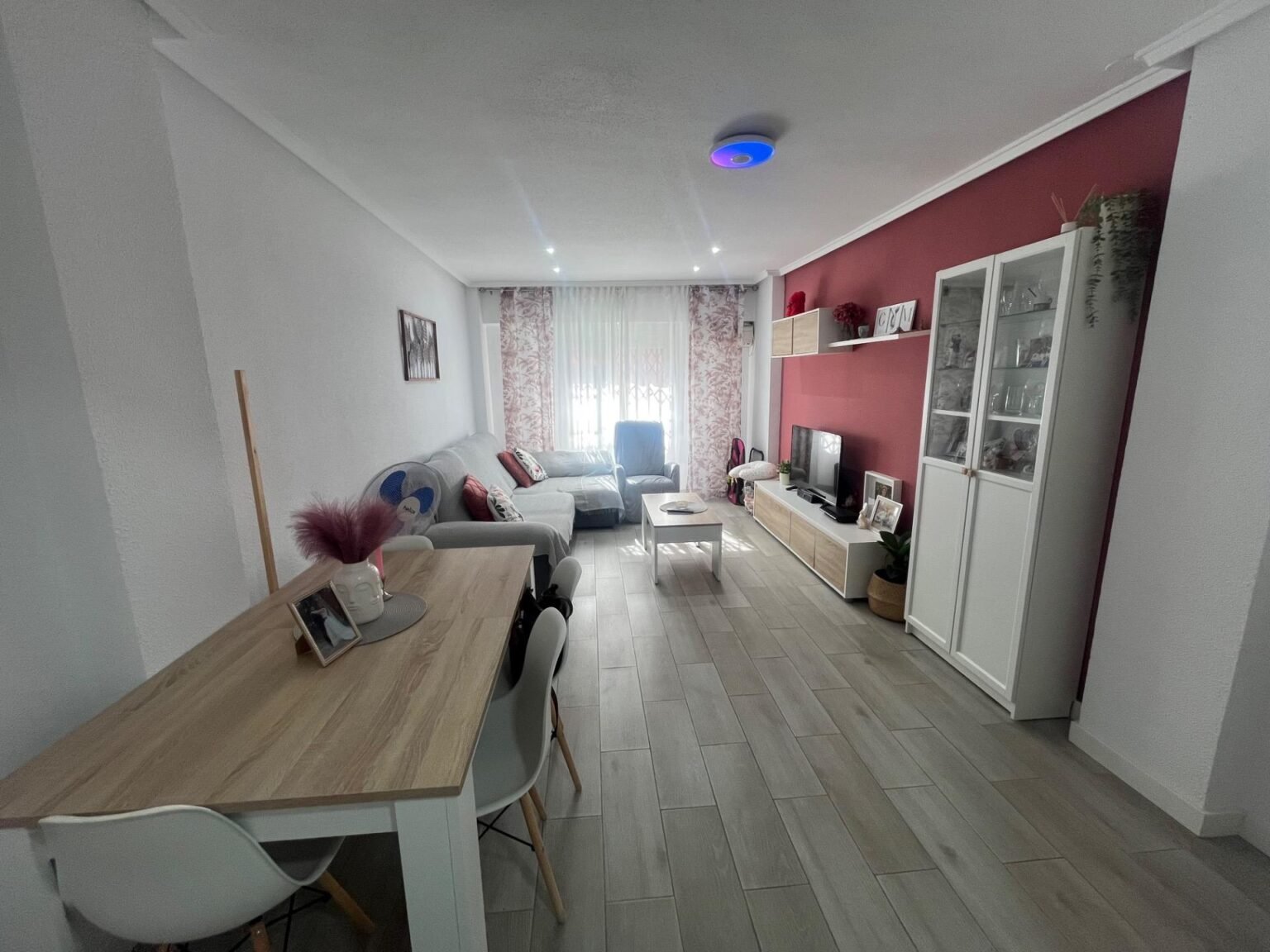 Sala de estar moderna y acogedora
