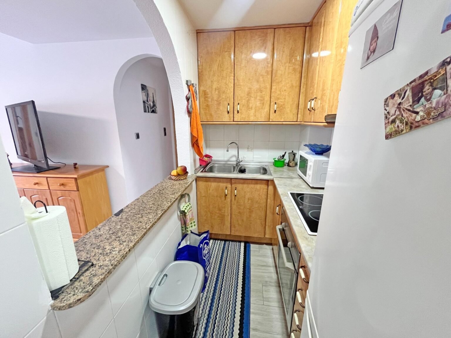 Cocina con muebles de madera