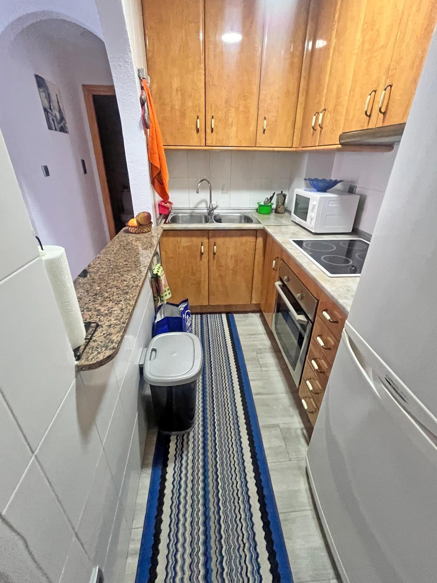 Cocina con mobiliario de madera