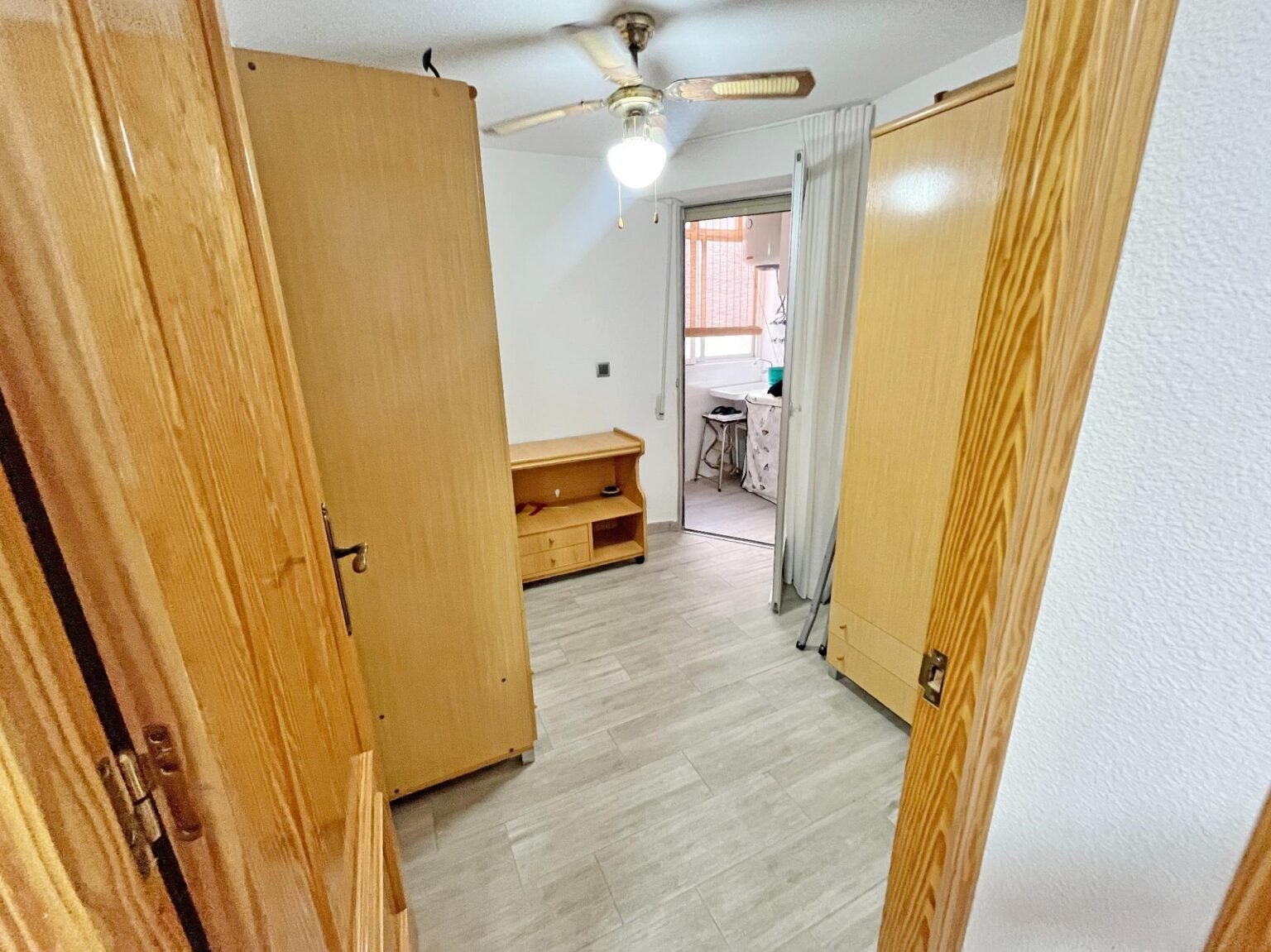 Habitación con armarios de madera