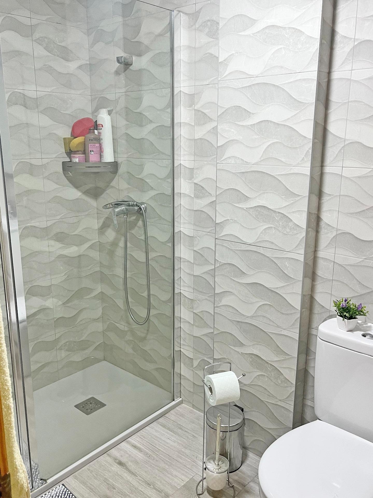 Baño moderno con ducha