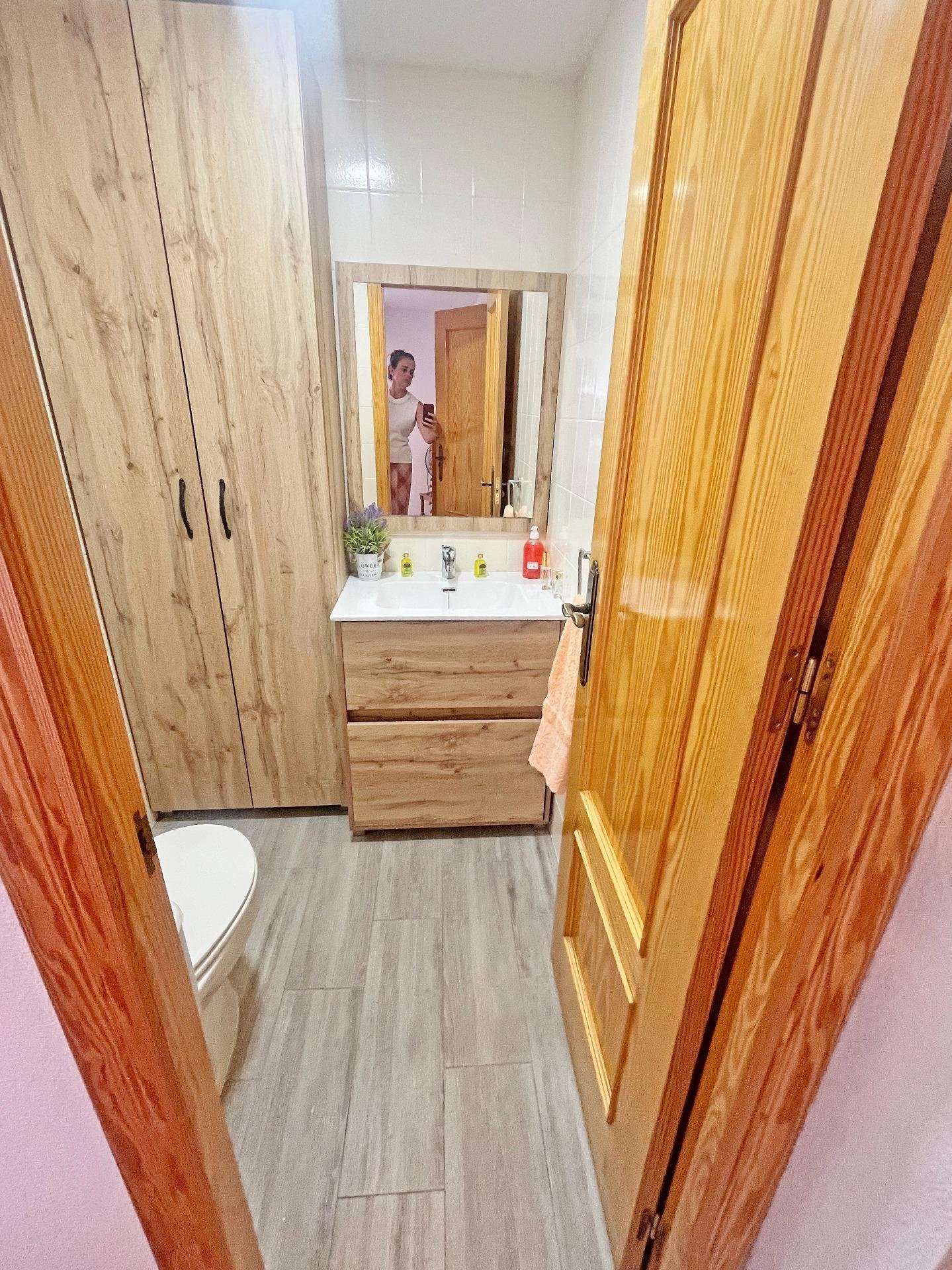 Baño pequeño con detalles en madera