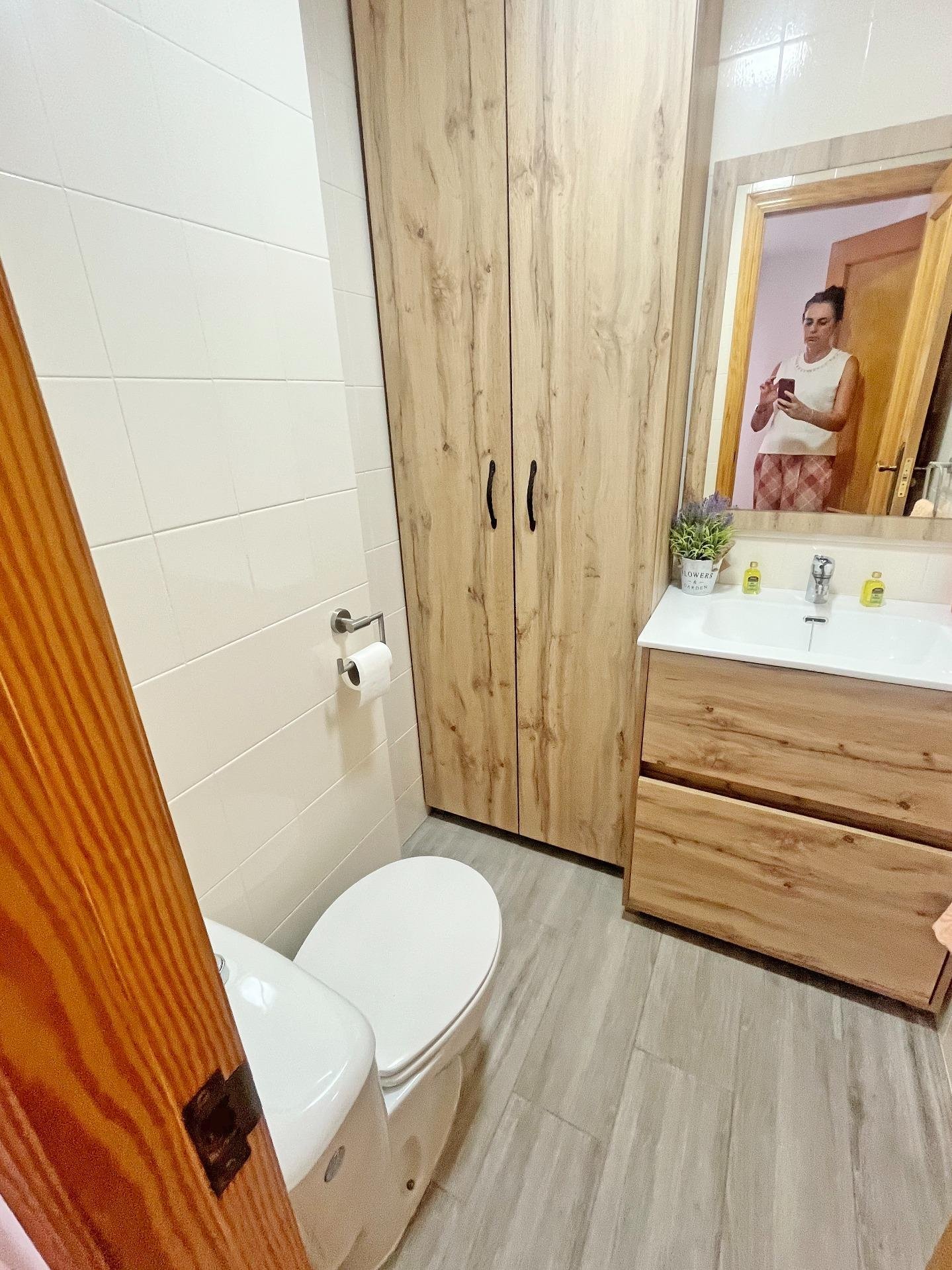 Baño moderno con muebles de madera