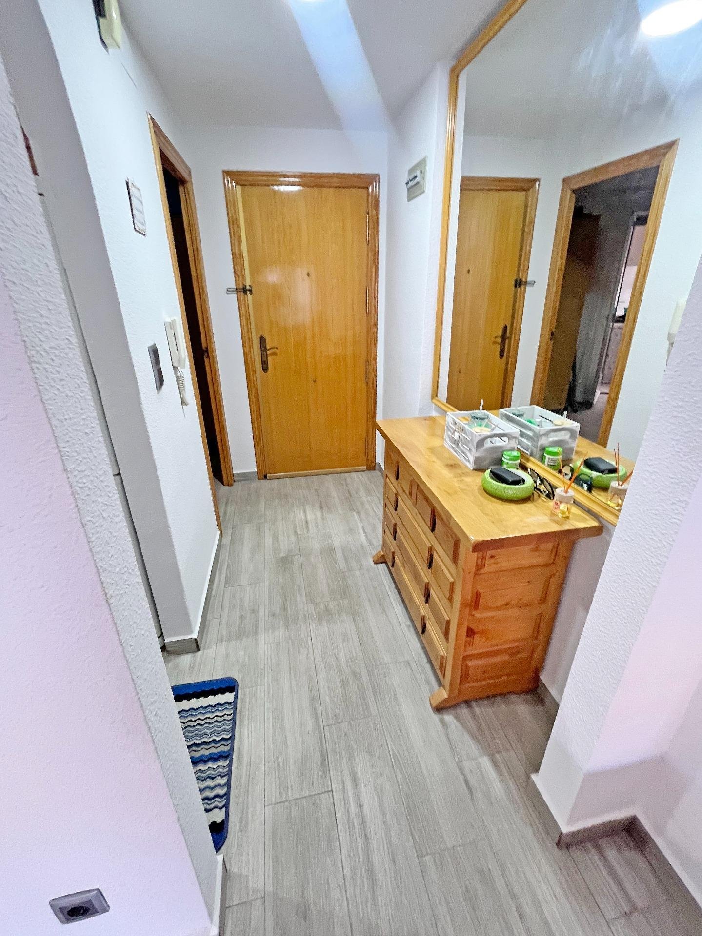 Pasillo con mueble de madera