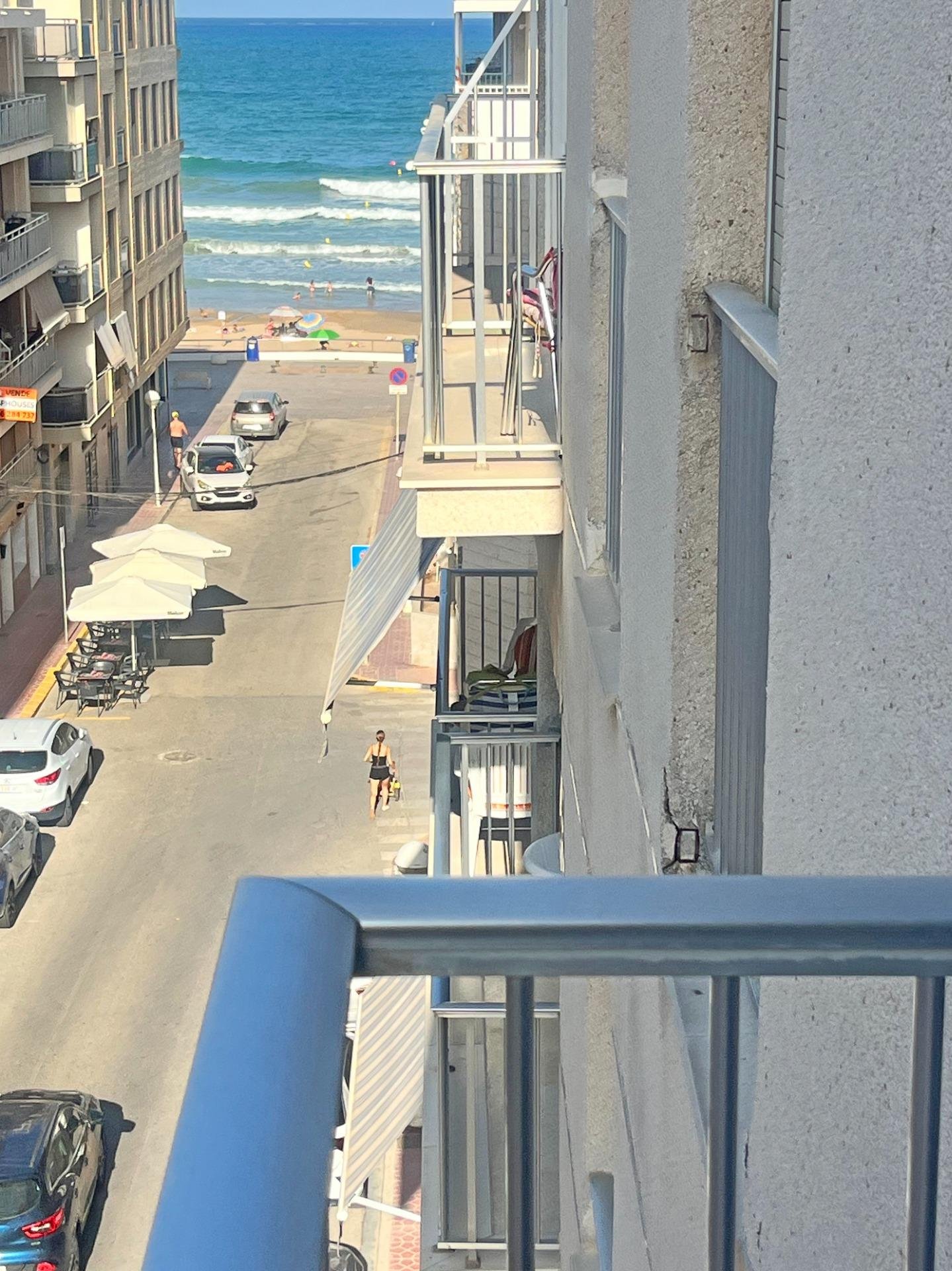 Vista desde un balcón hacia la playa