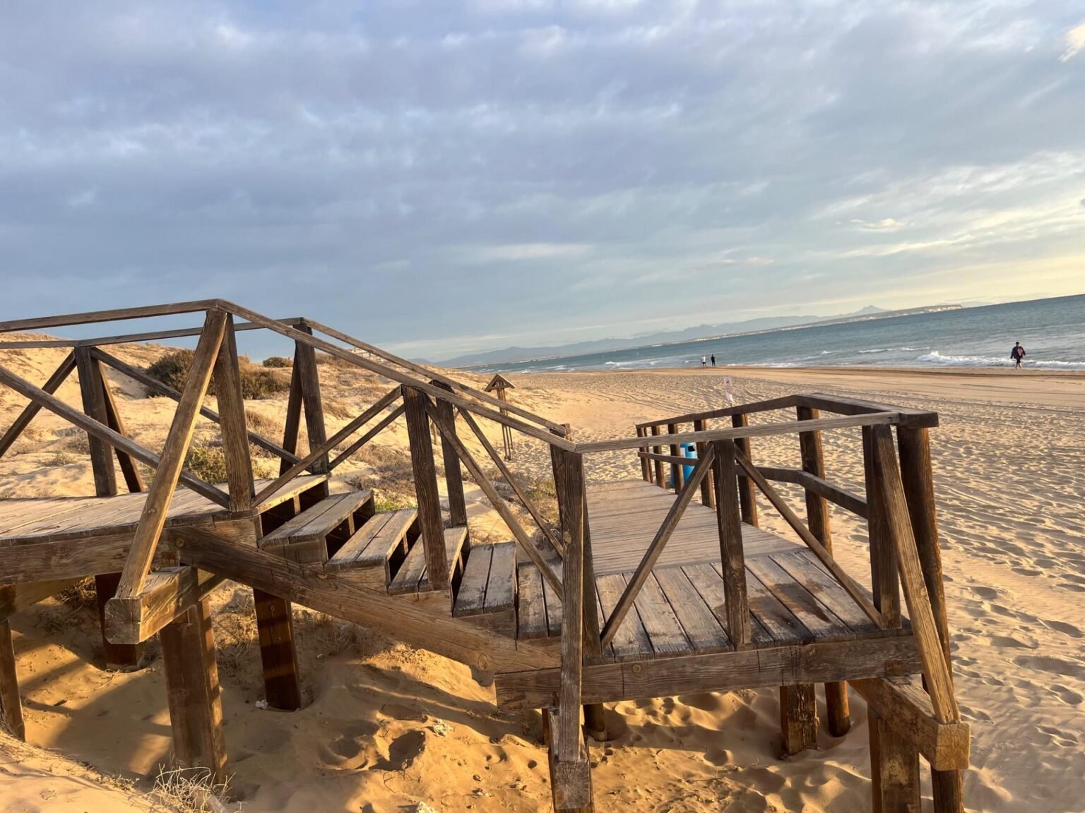 Pasarela de madera en playa