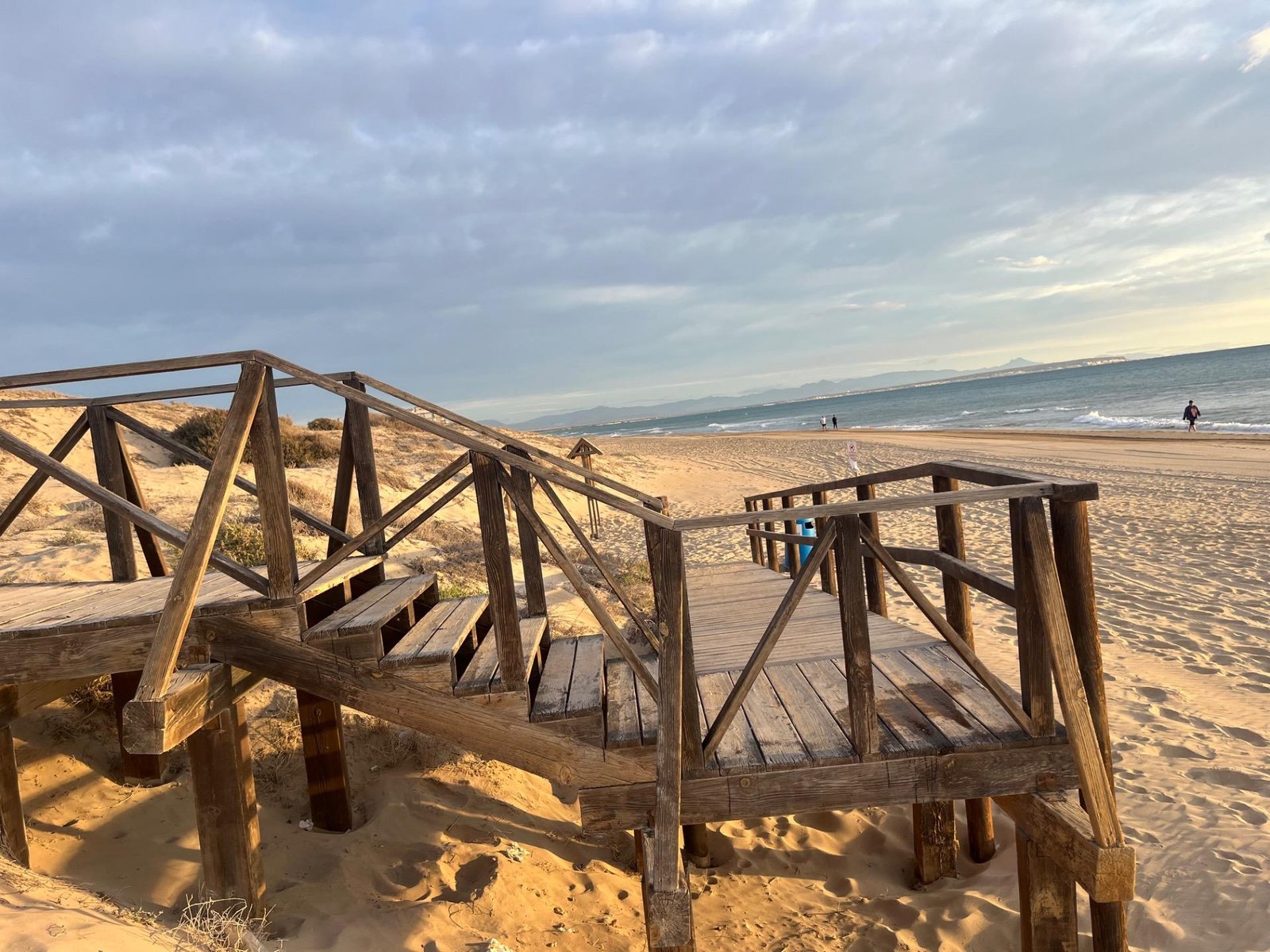 Pasarela de madera en la playa