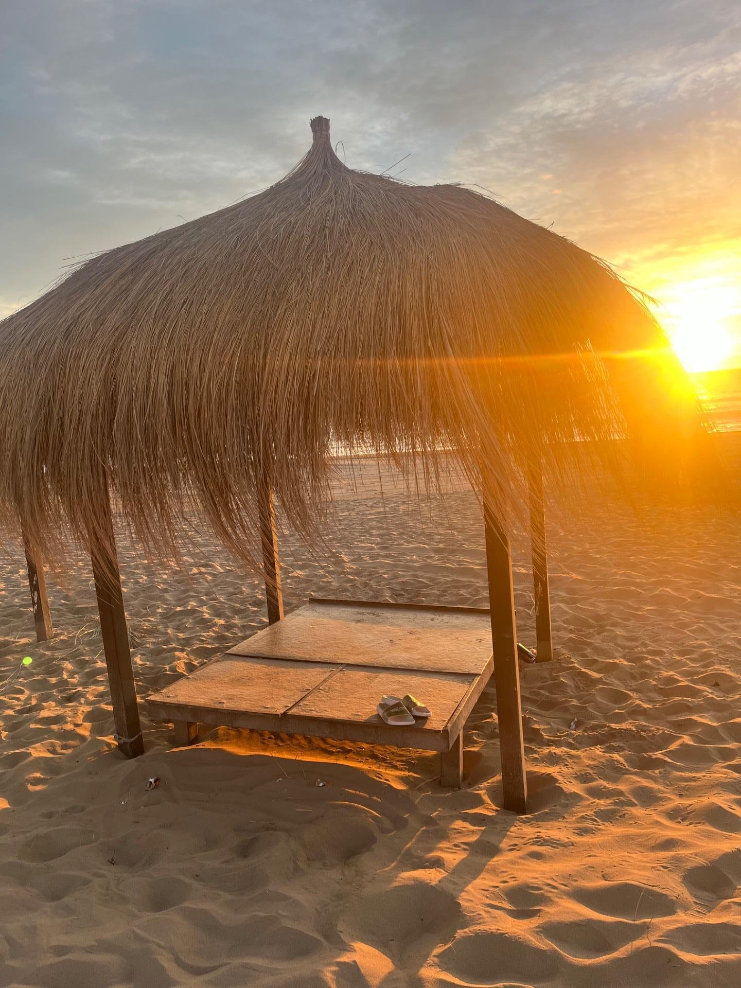 Sombrilla en la playa al atardecer