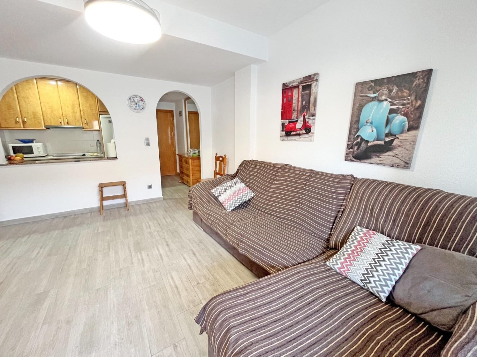 Sala de estar con sofá y cocina