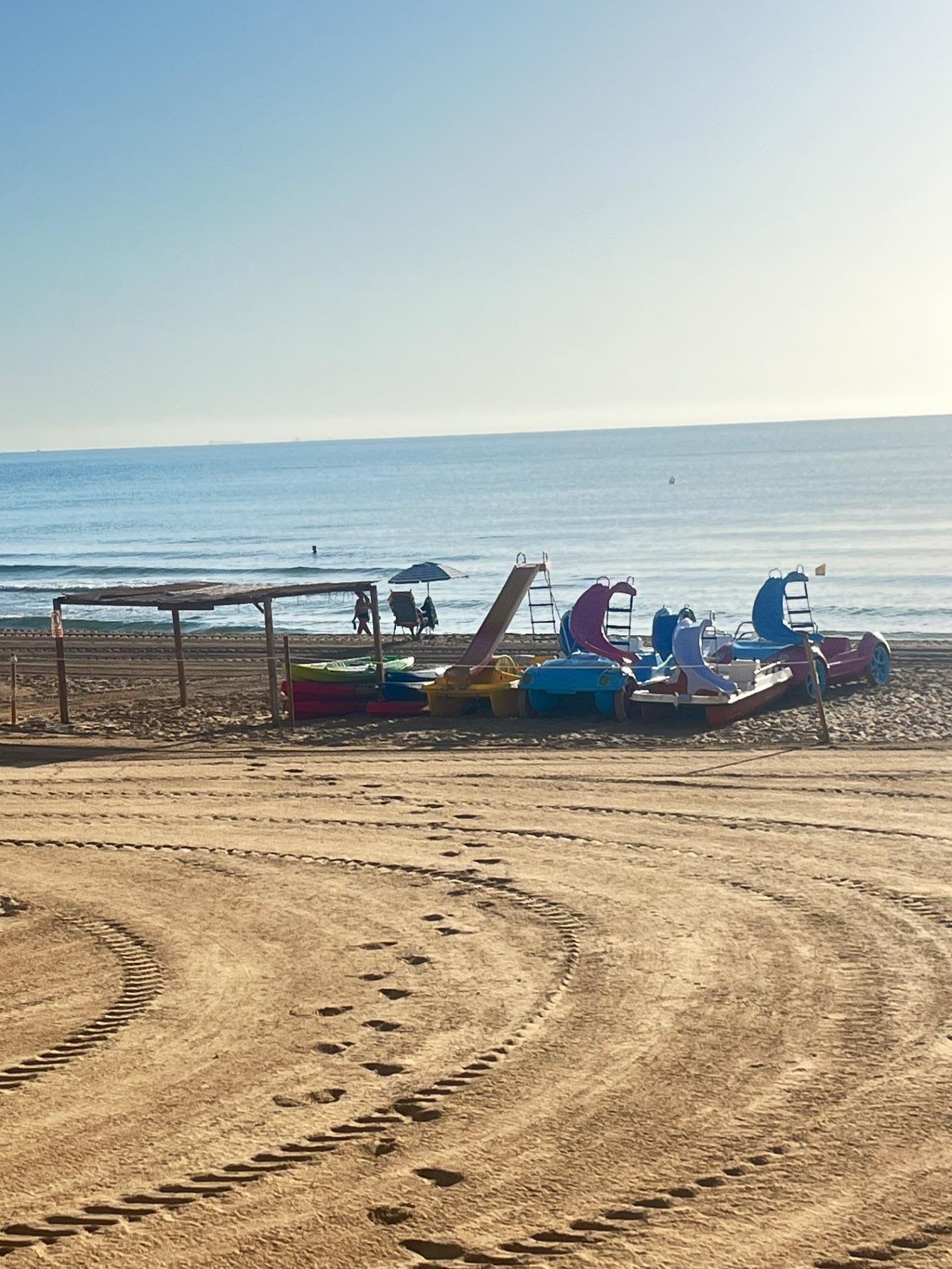 Playa con botes de pedales