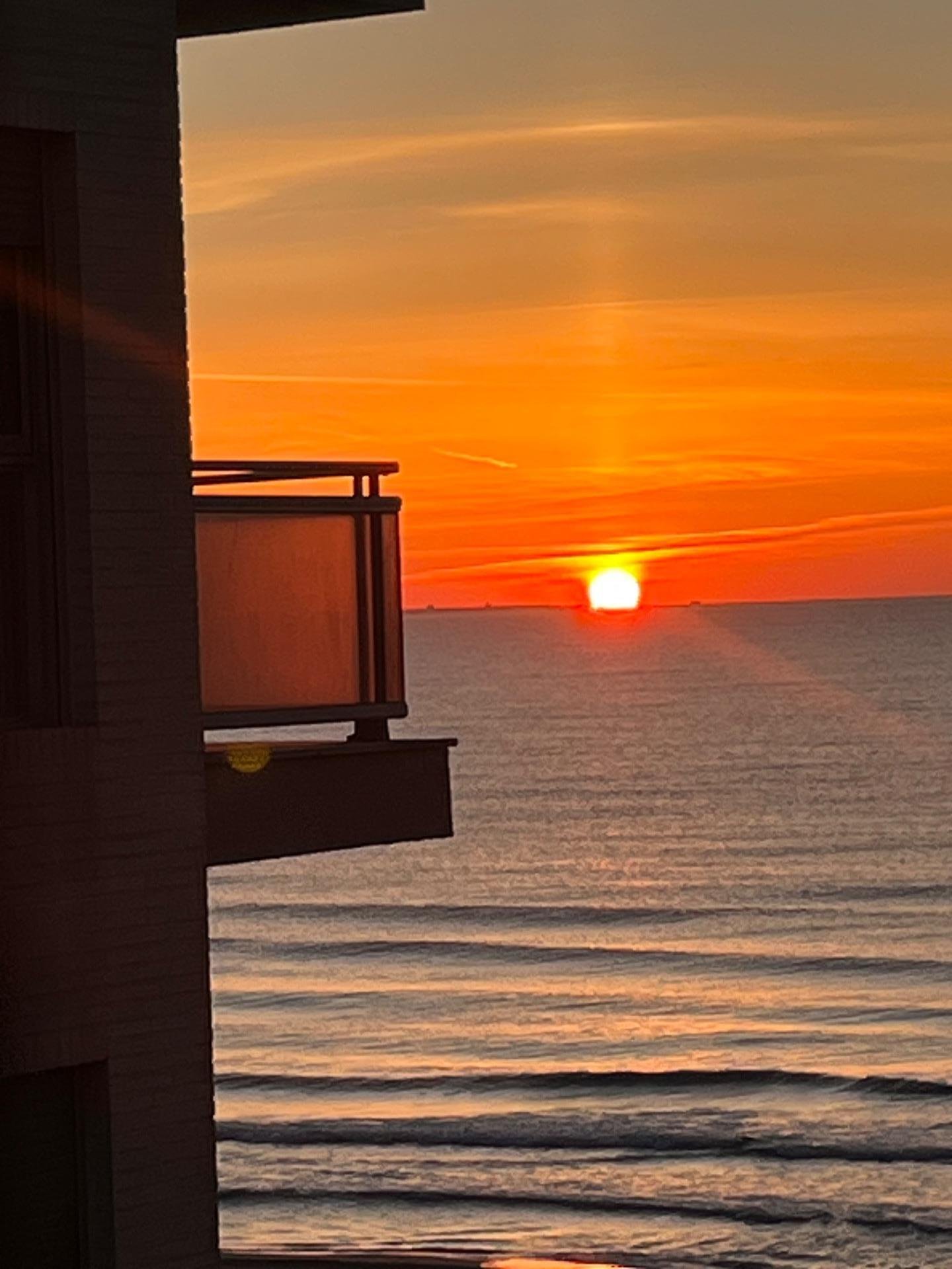 Atardecer sobre el mar