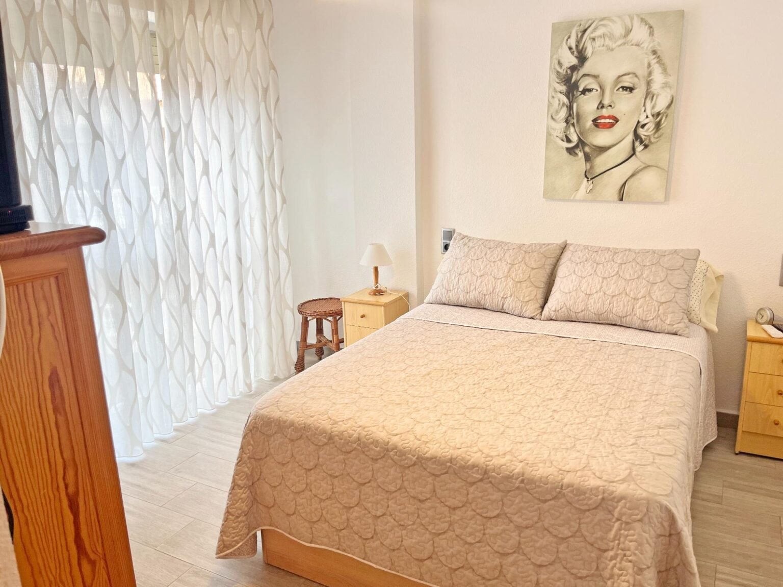Habitación con cama y arte de Marilyn Monroe