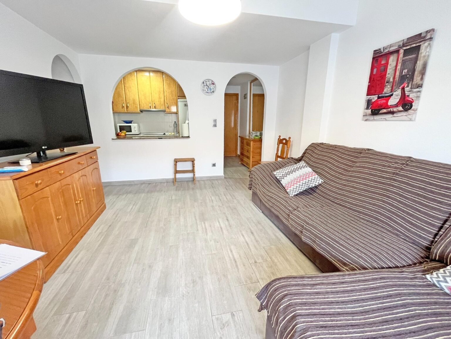 Sala de estar con cocina abierta