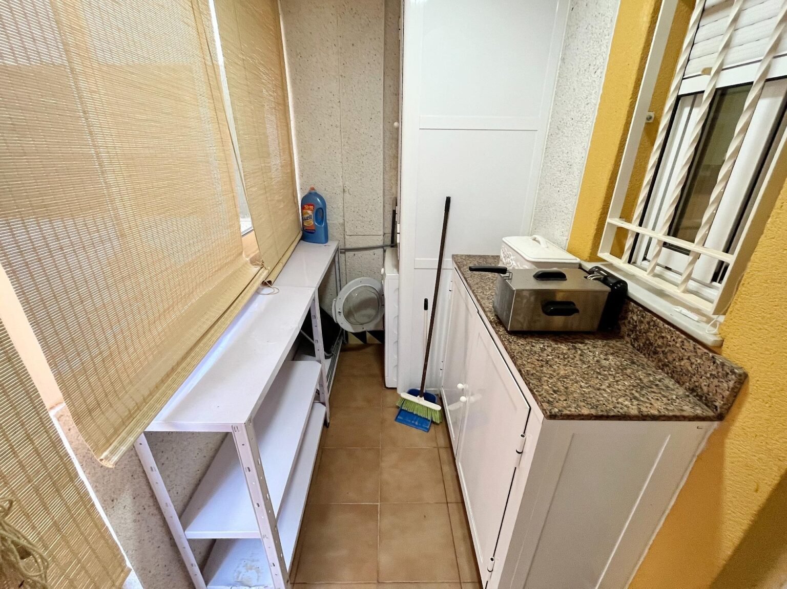 Cocina con área de lavado