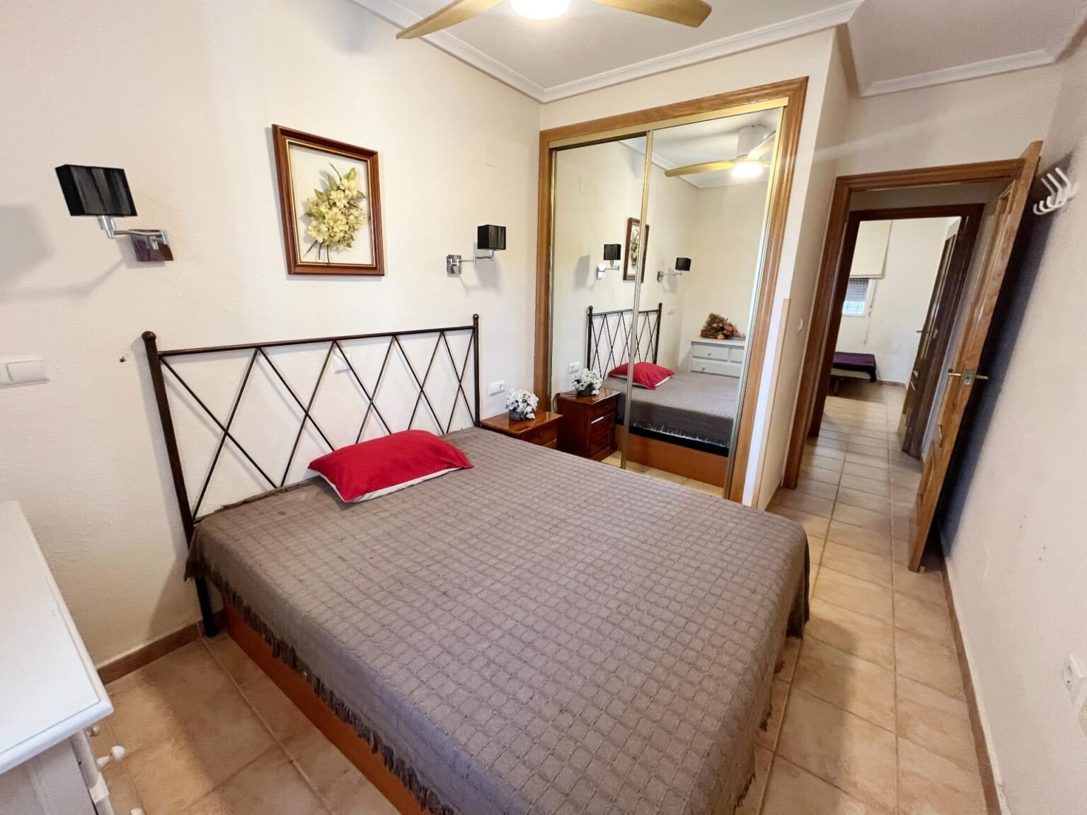 Habitación con cama y espejo