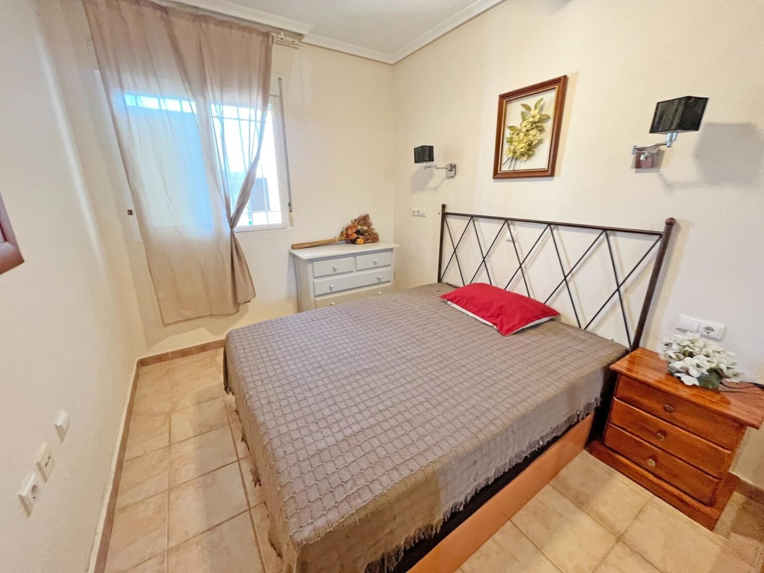 Habitación acogedora con cama
