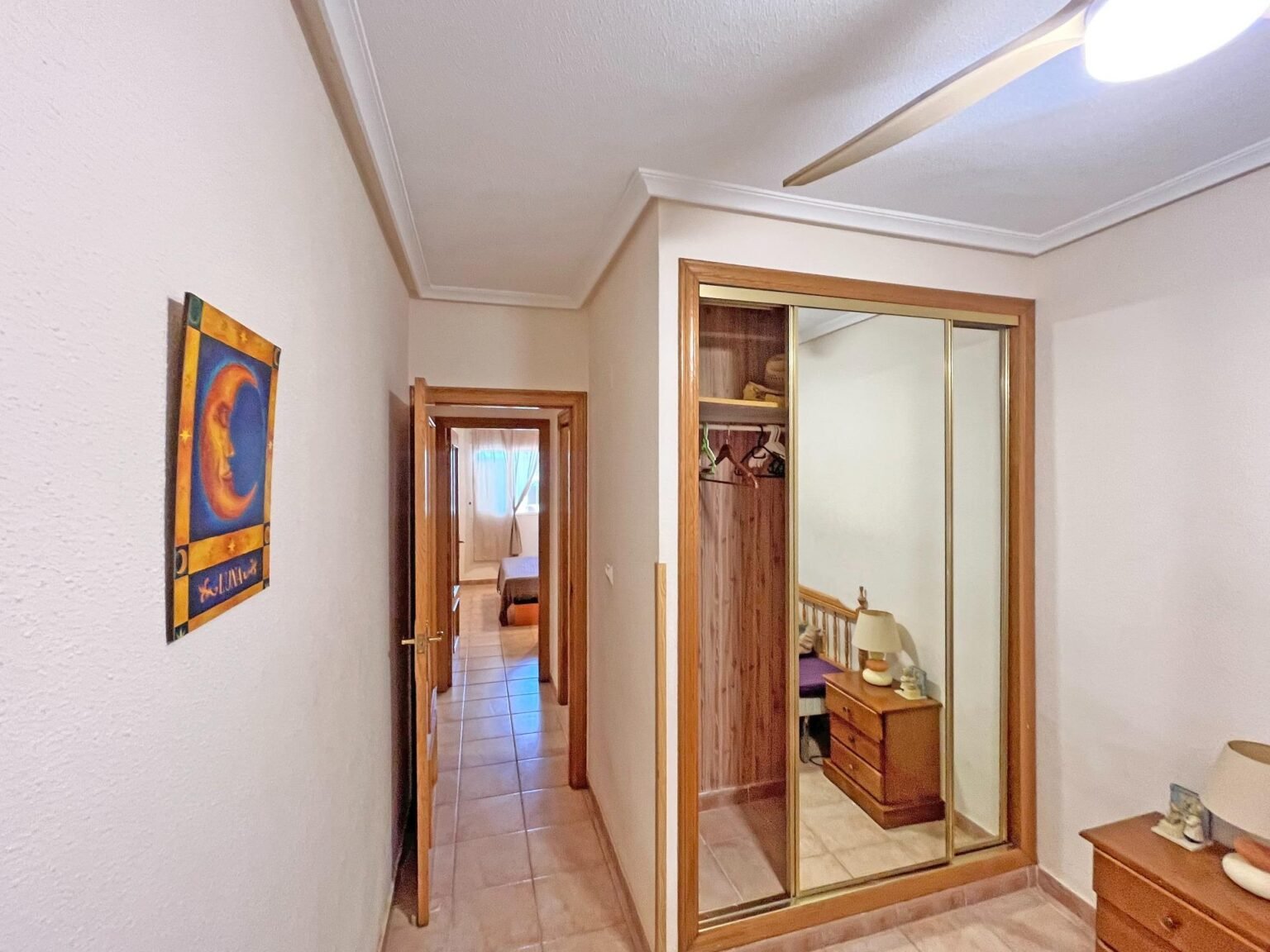 Pasillo con armario y habitación