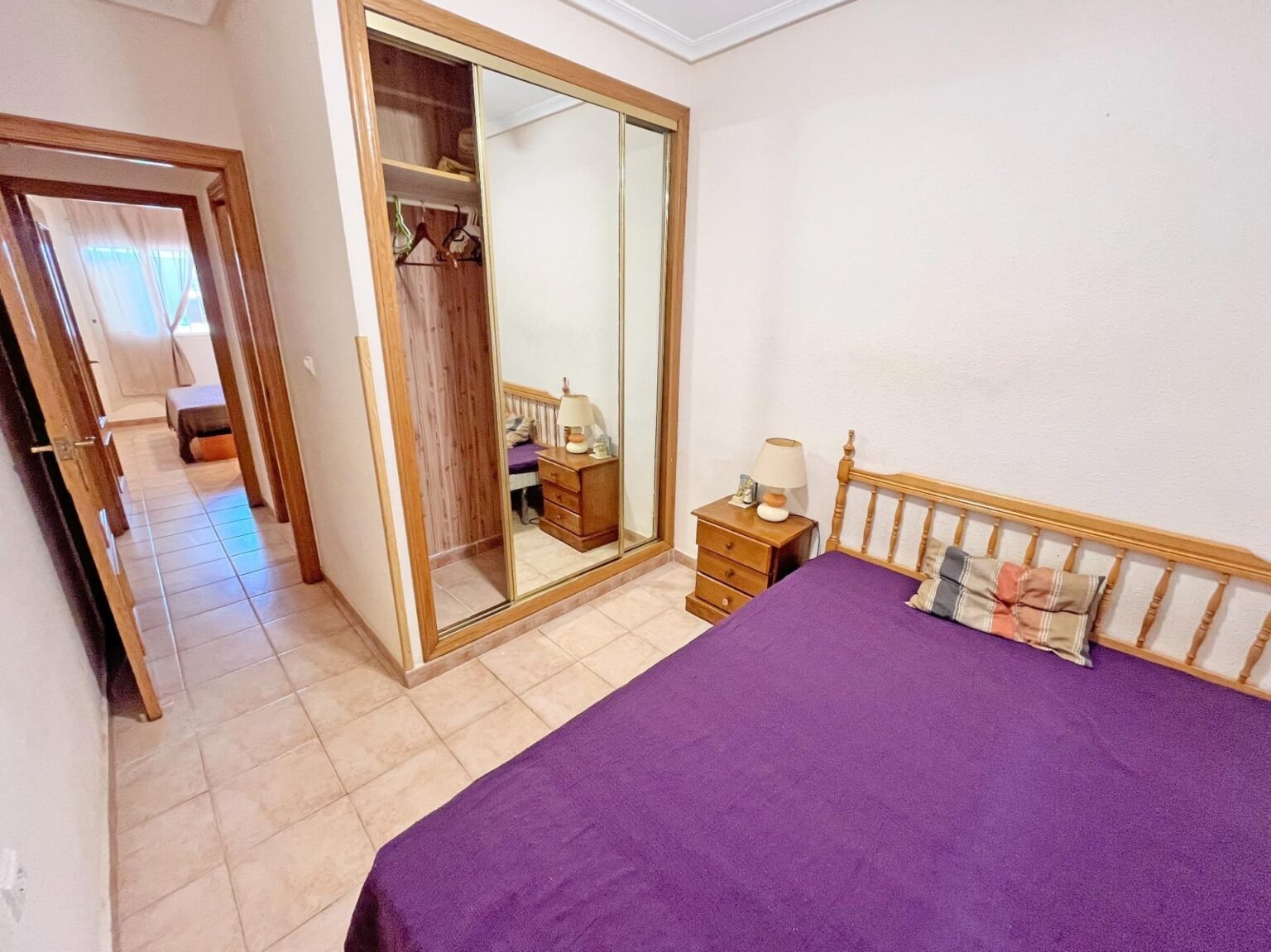 Habitación con cama y espejo
