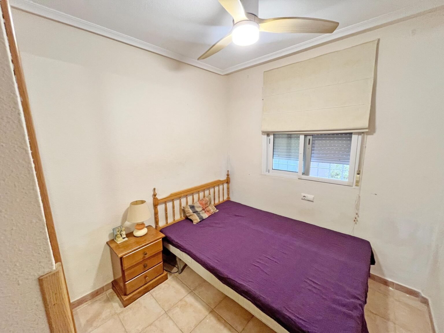 Habitación sencilla y luminosa