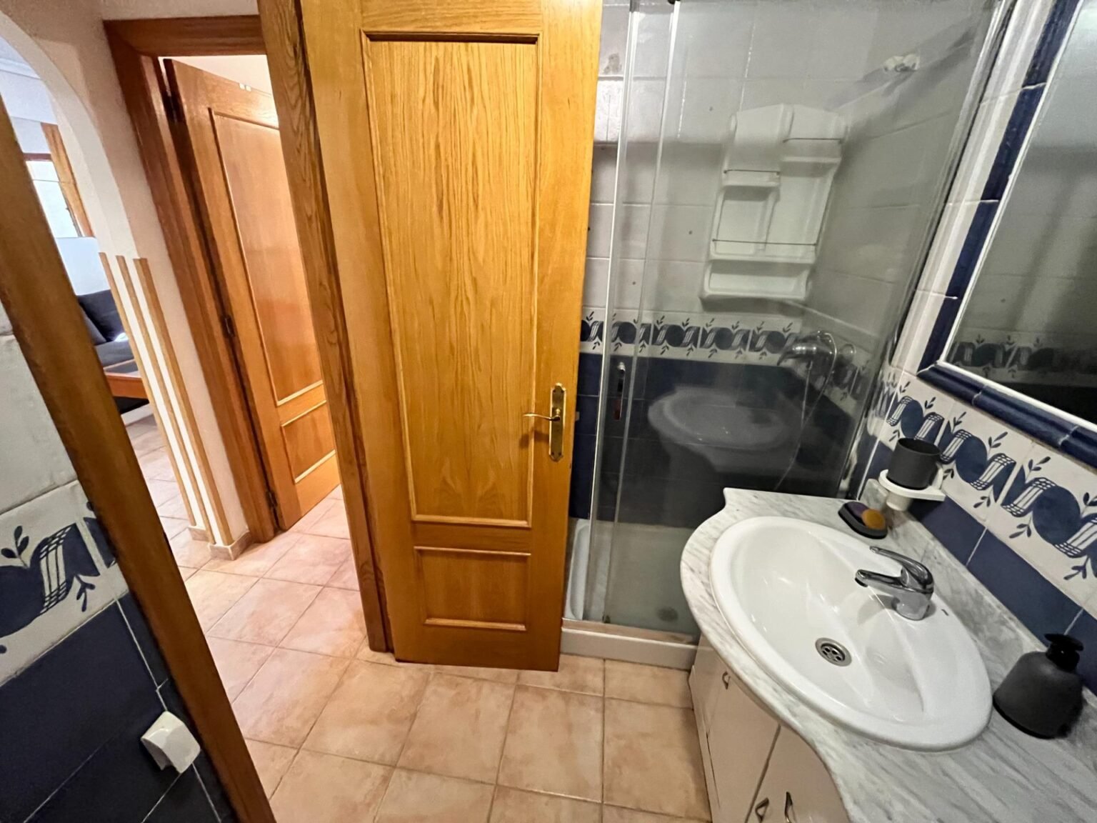Baño con ducha y lavabo