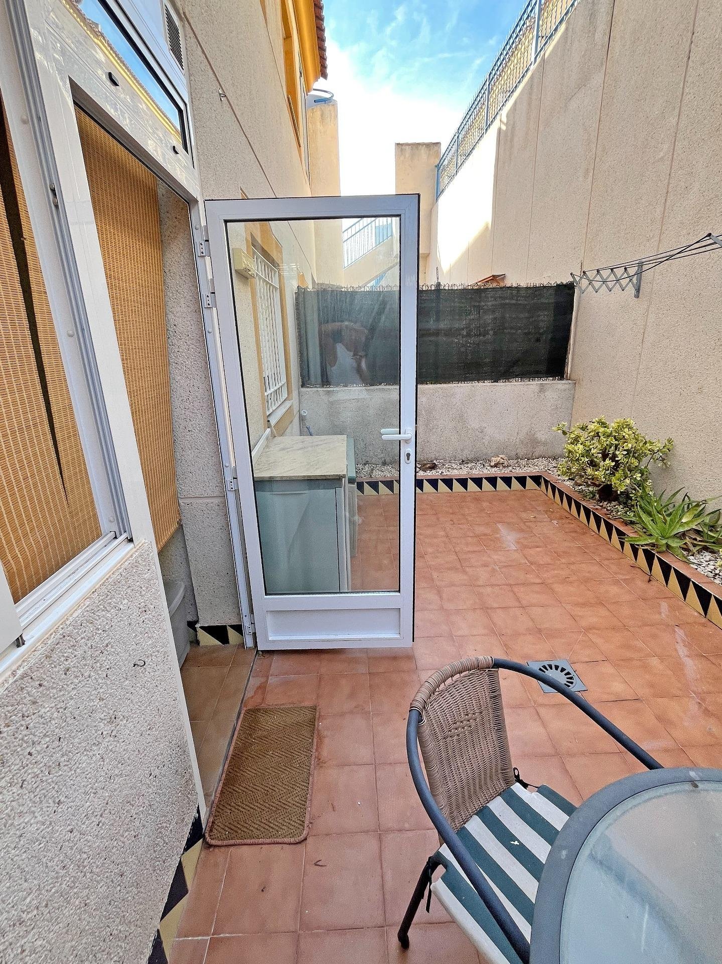 Patio exterior con acceso y mesa