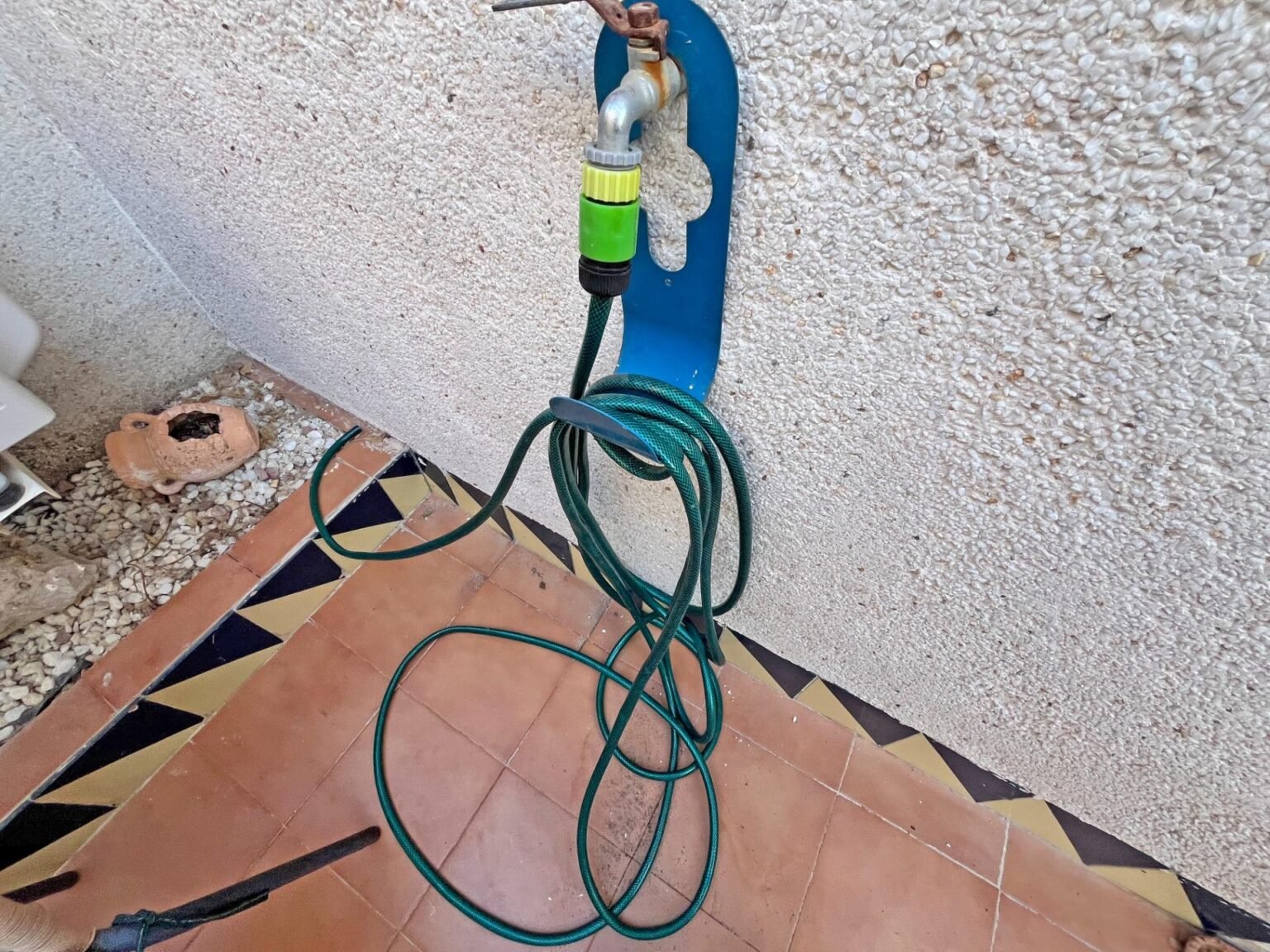 Manguera colgada en la pared