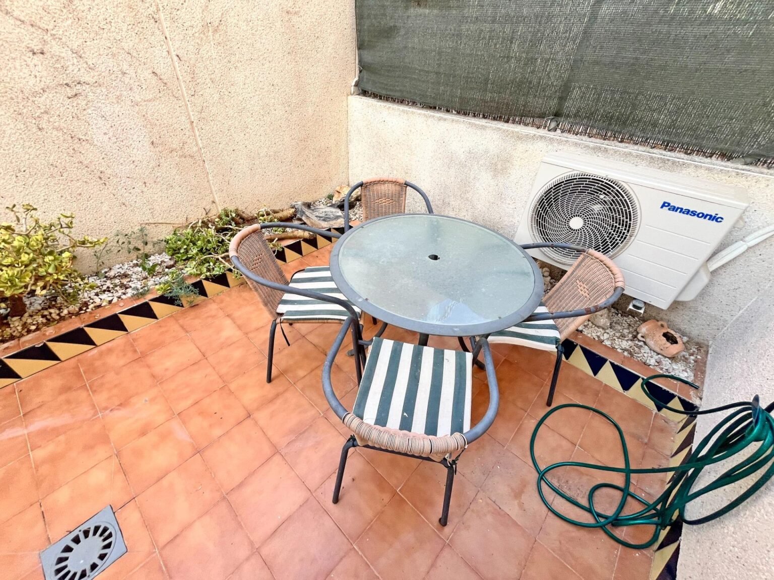 Terraza pequeña con mesa y sillas