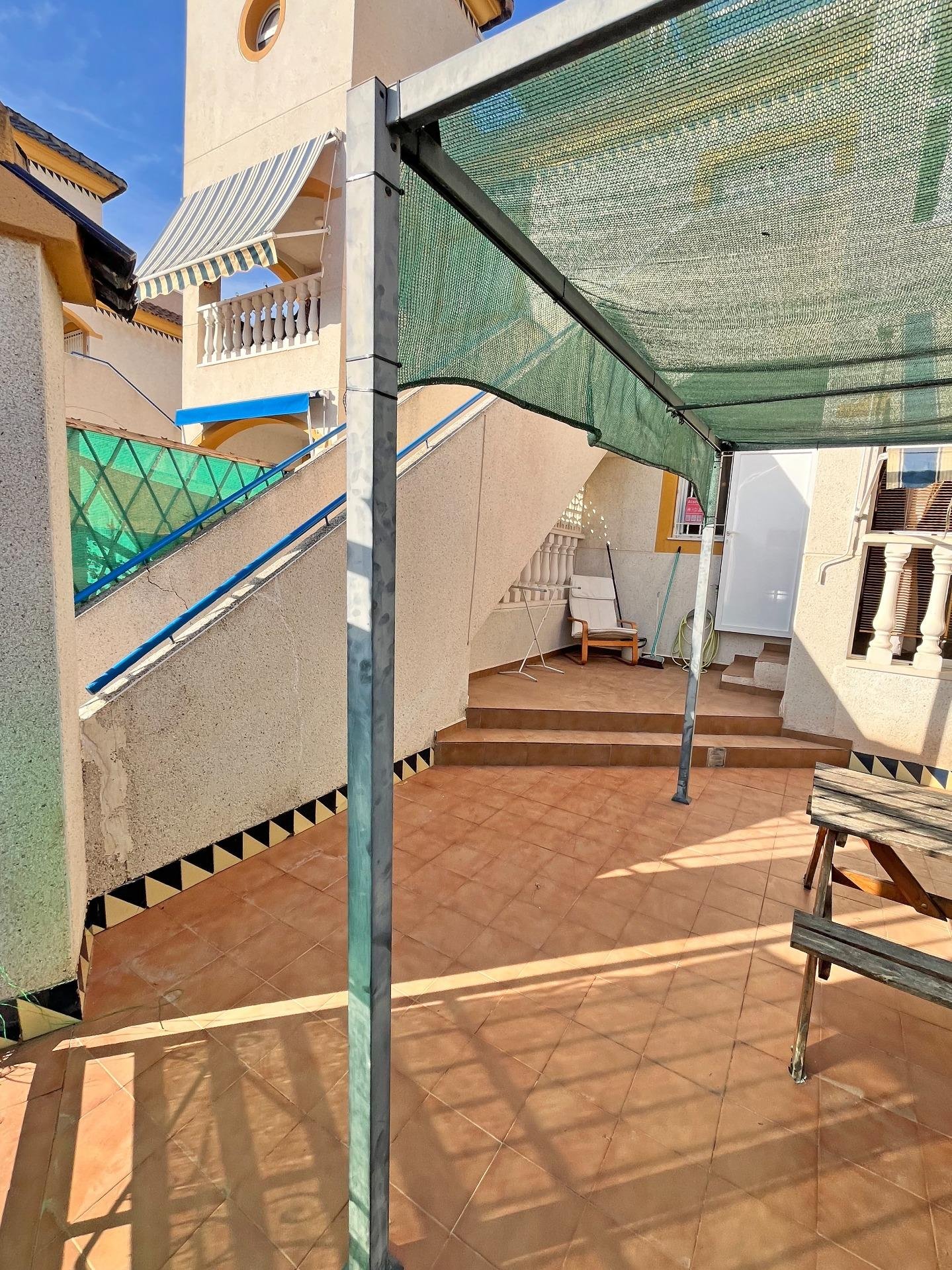 Terraza con estructura para sombra