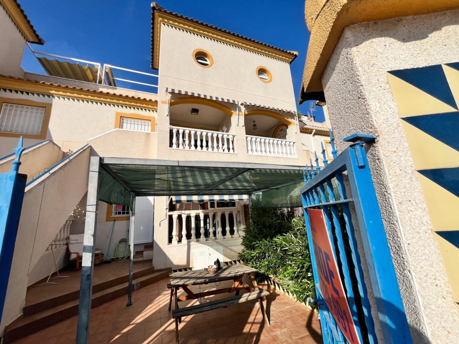 Casa con terraza y patio