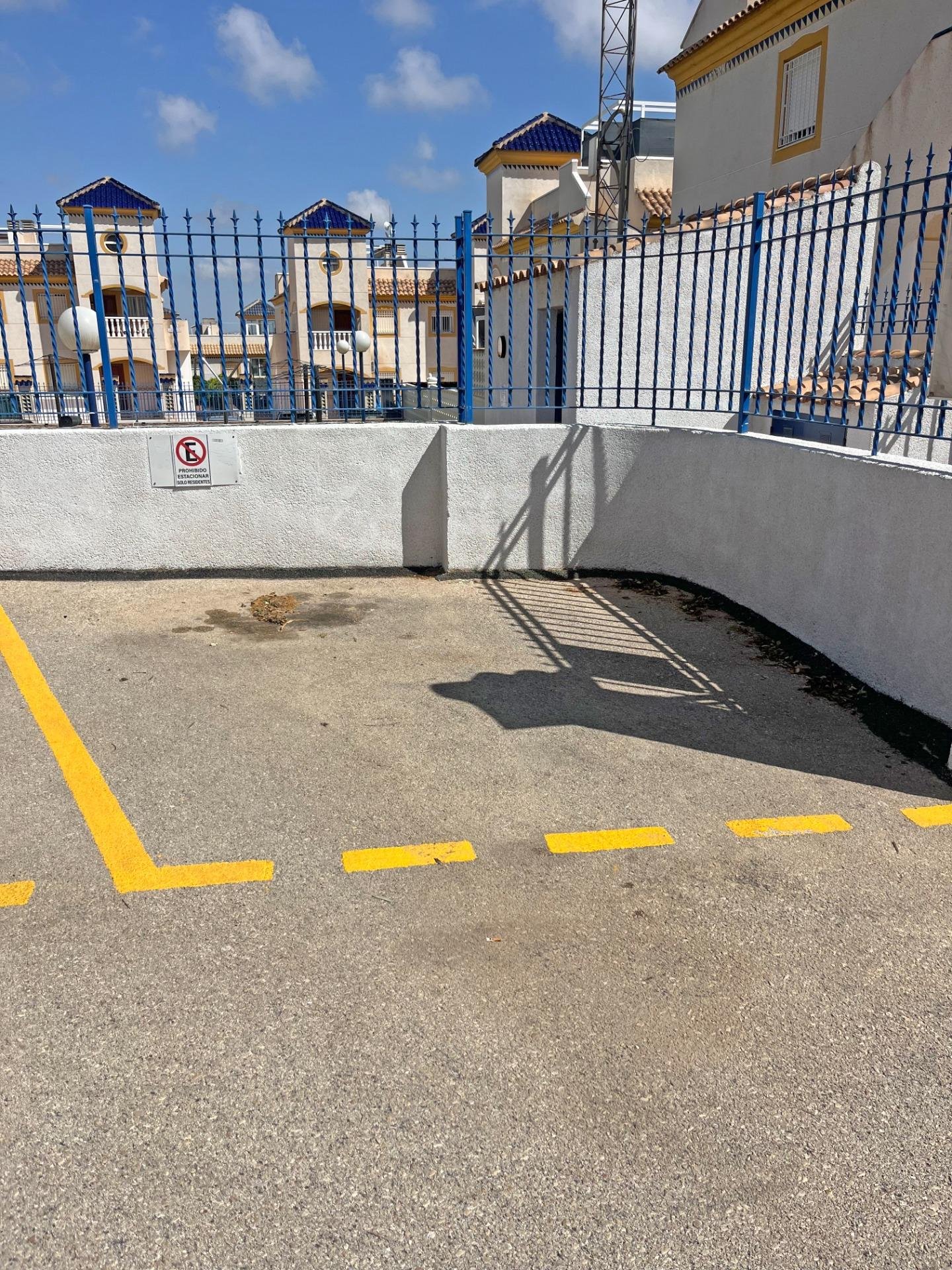 Estacionamiento vacío con sombras