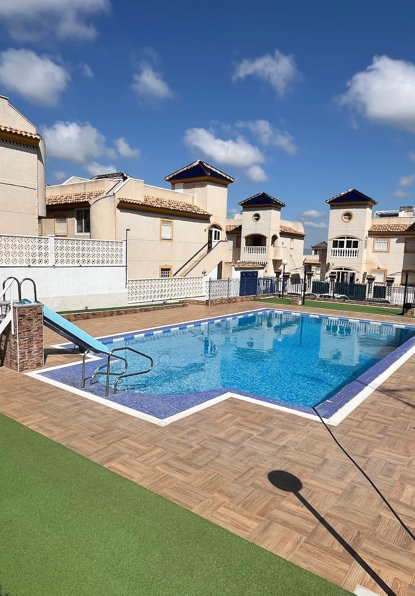 Piscina en complejo residencial