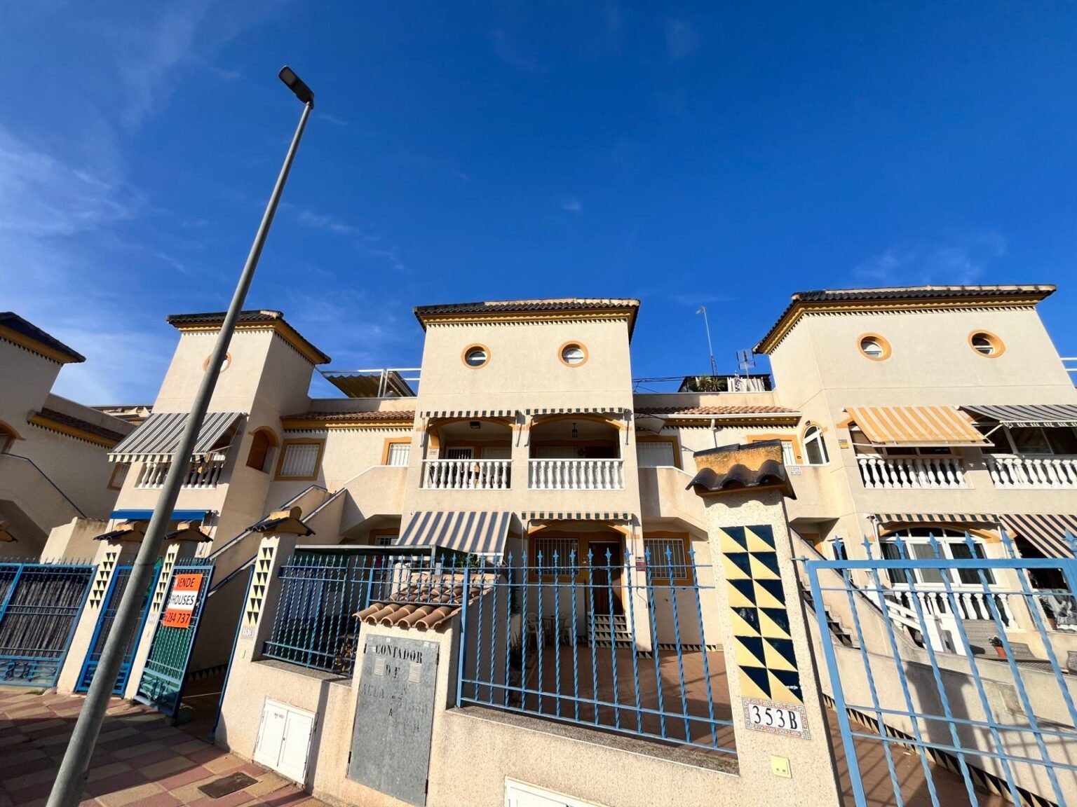Edificios residenciales con balcones