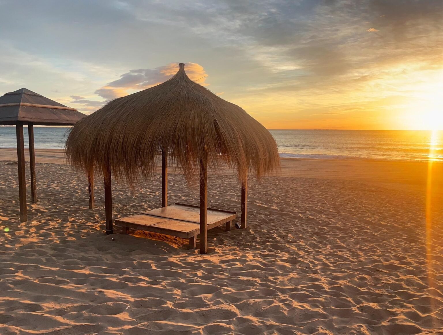 Refugio en la playa al atardecer