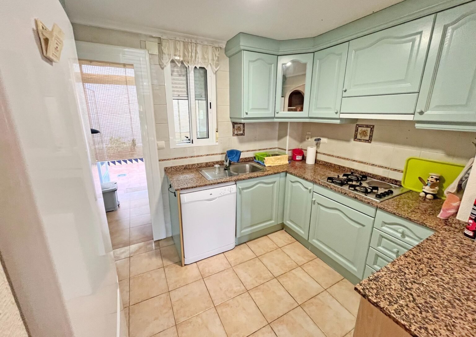 Cocina moderna con muebles claros