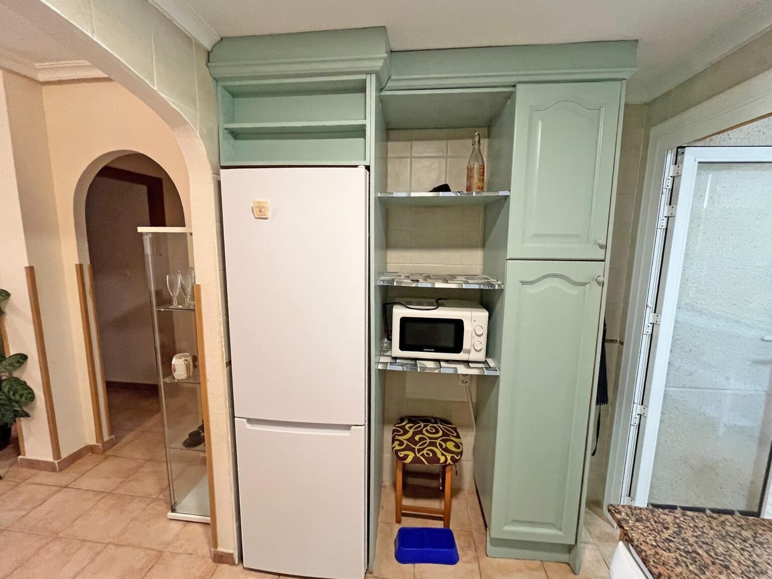 Cocina con muebles en tonos verdes