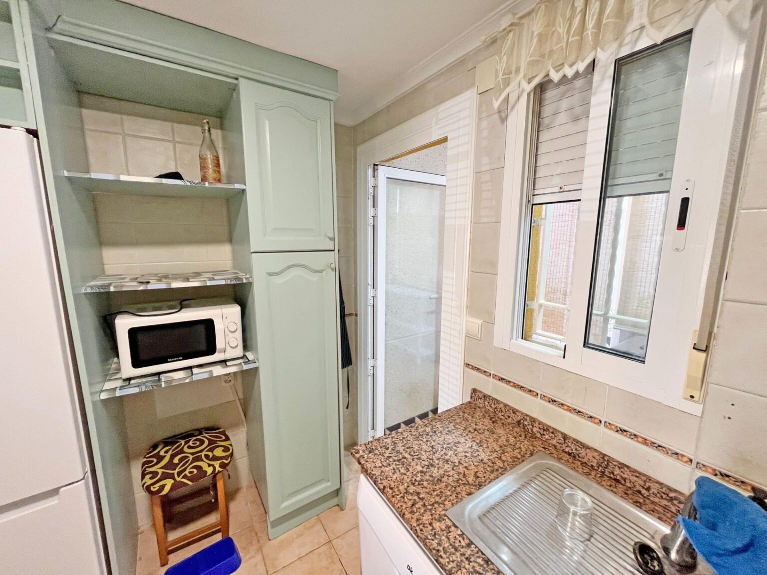 Cocina pequeña con área de lavado