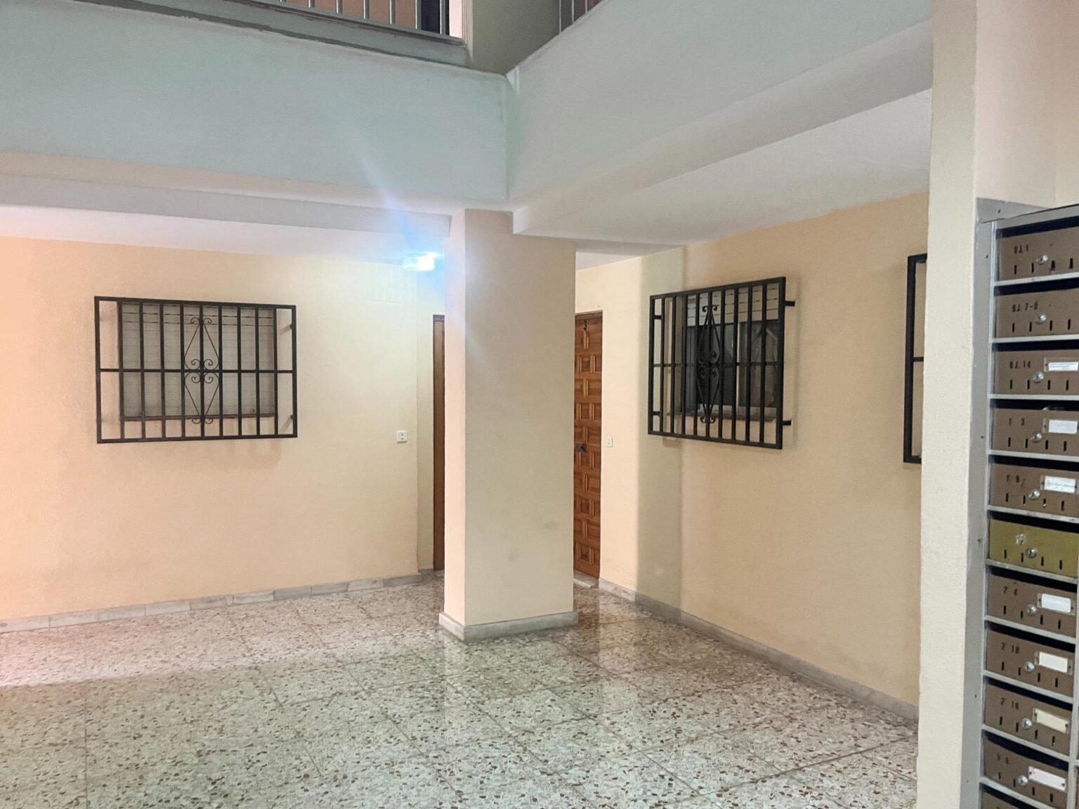 Pasillo interior de un edificio