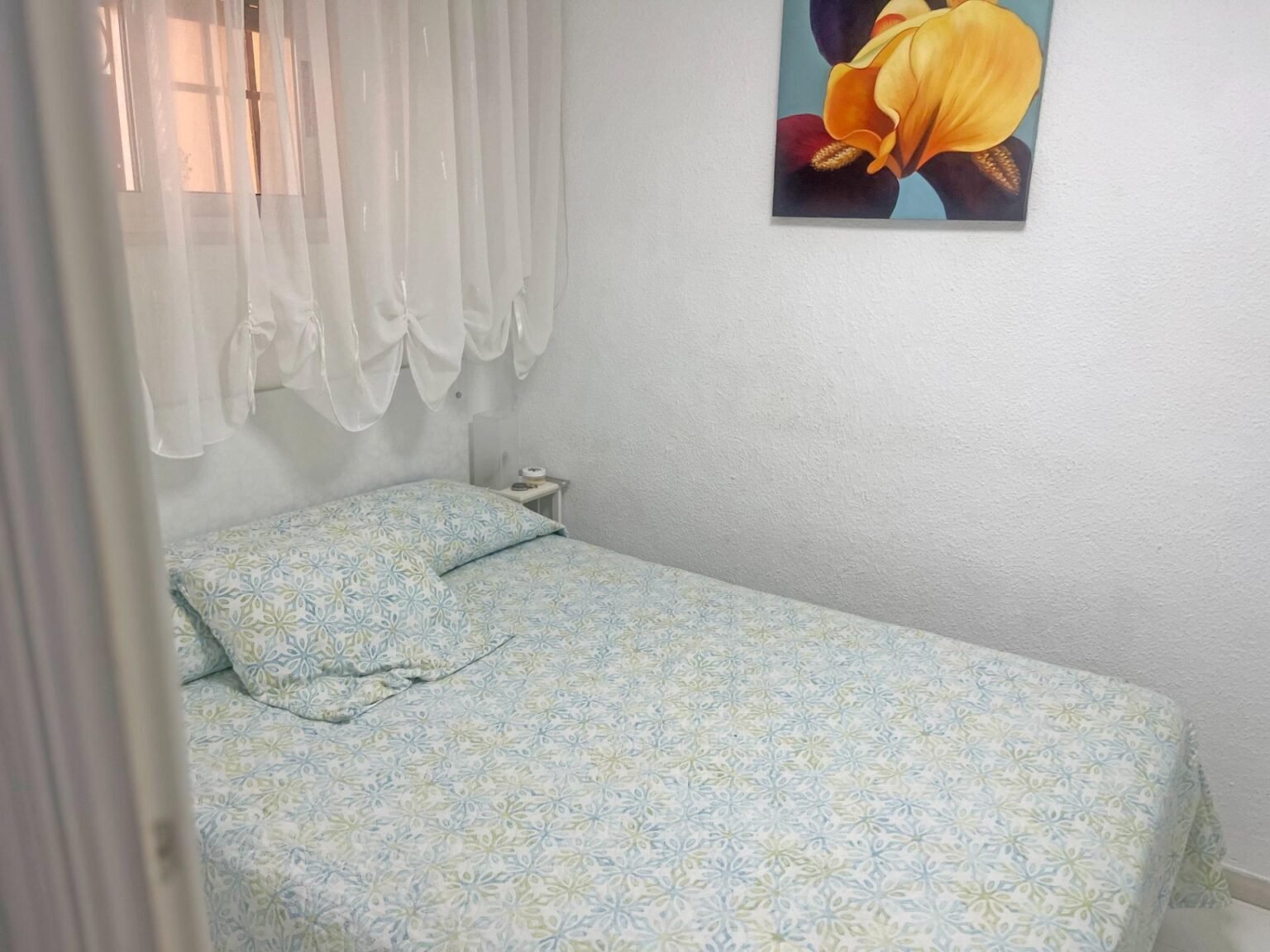 Habitación con cama y cuadro decorativo