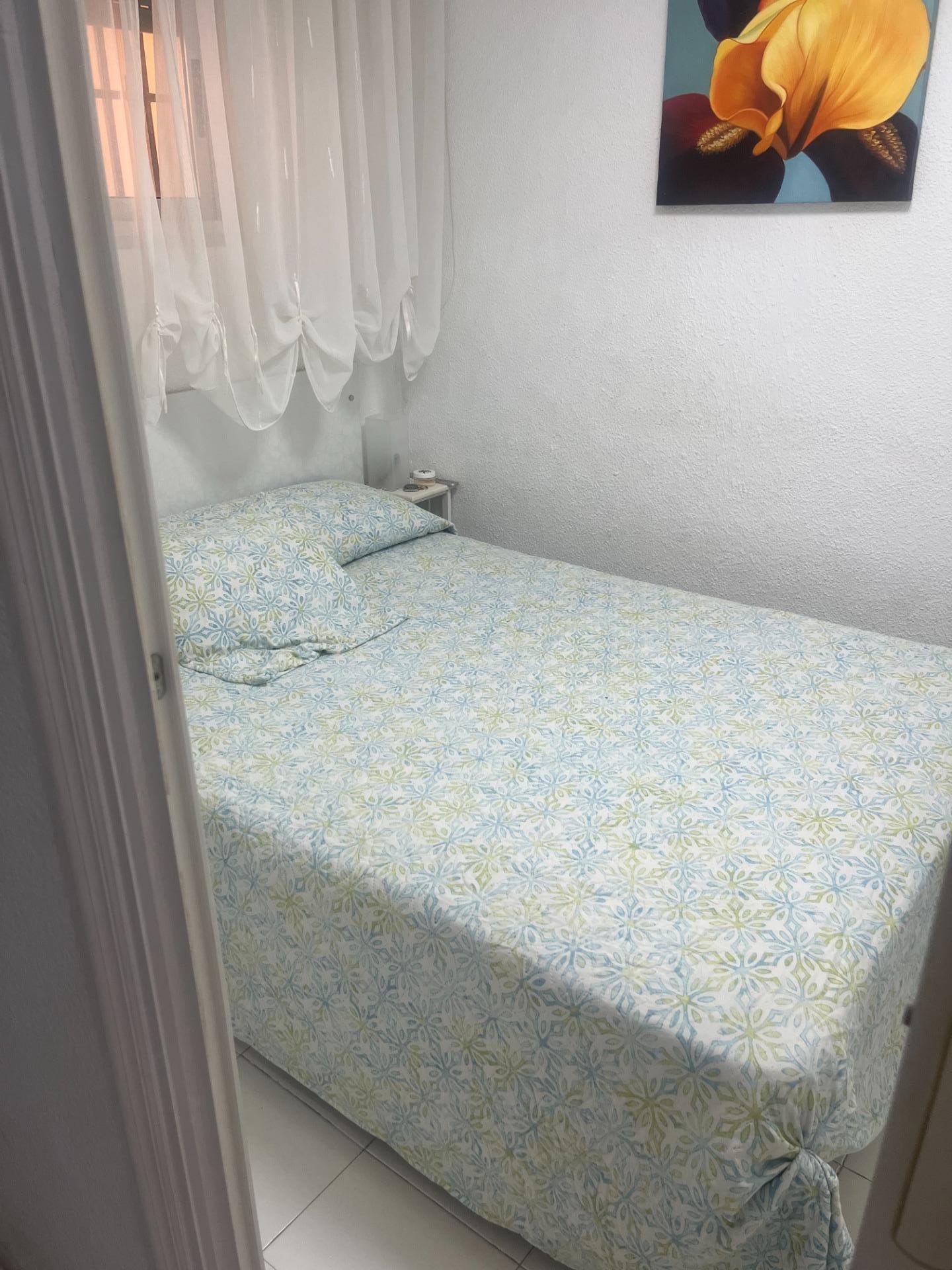 Habitación con cama y decoración