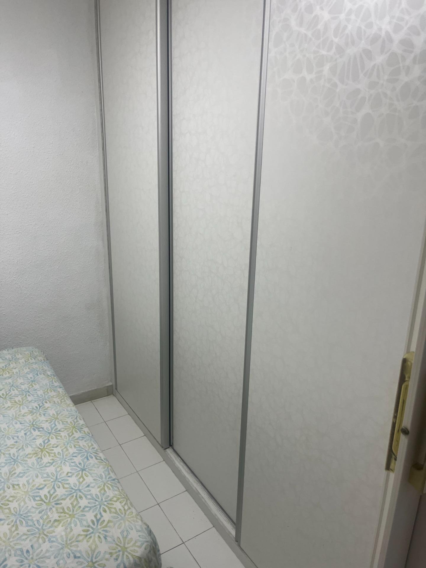 Habitación con armario y cama