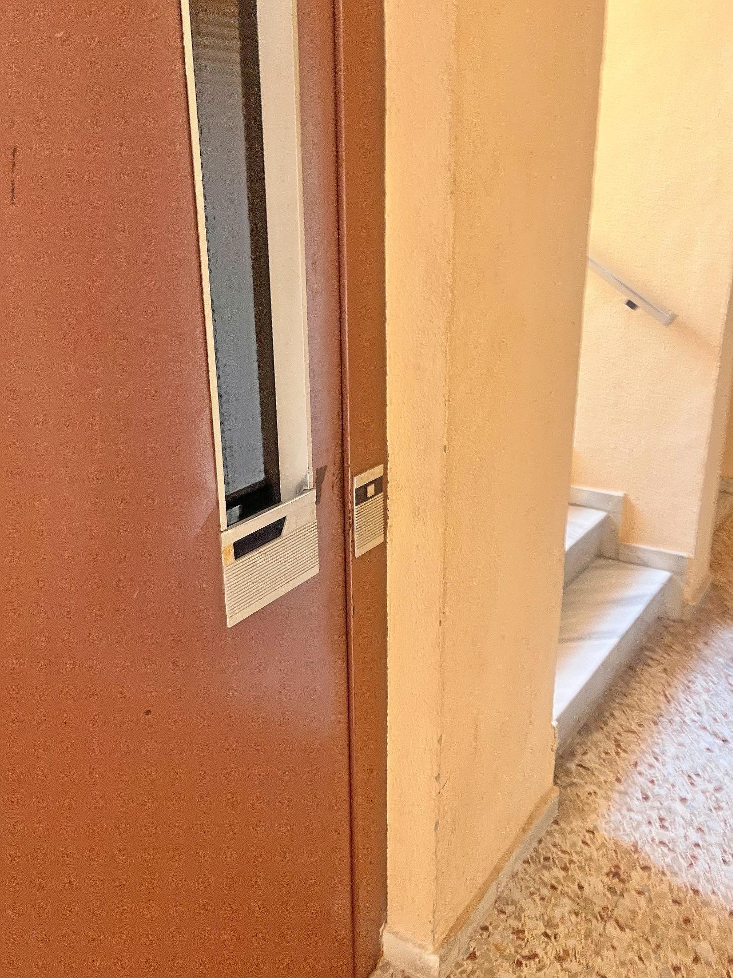 Puerta de ascensor en un edificio