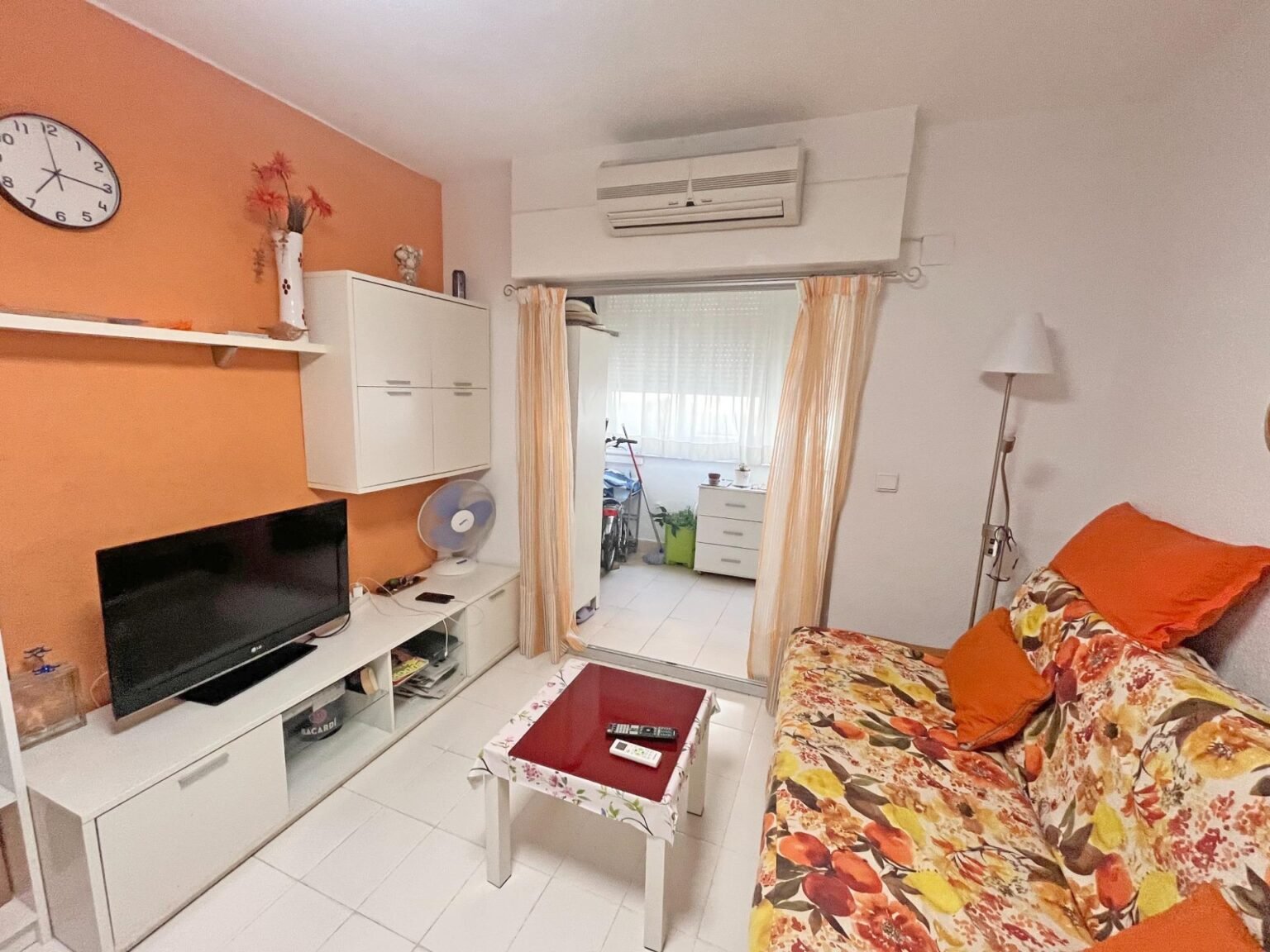 Sala acogedora y luminosa