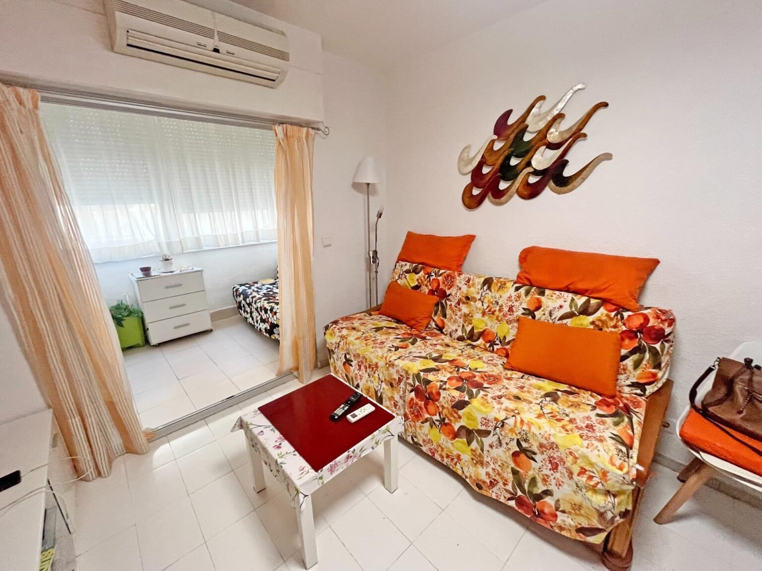 Sala de estar con sofá floral